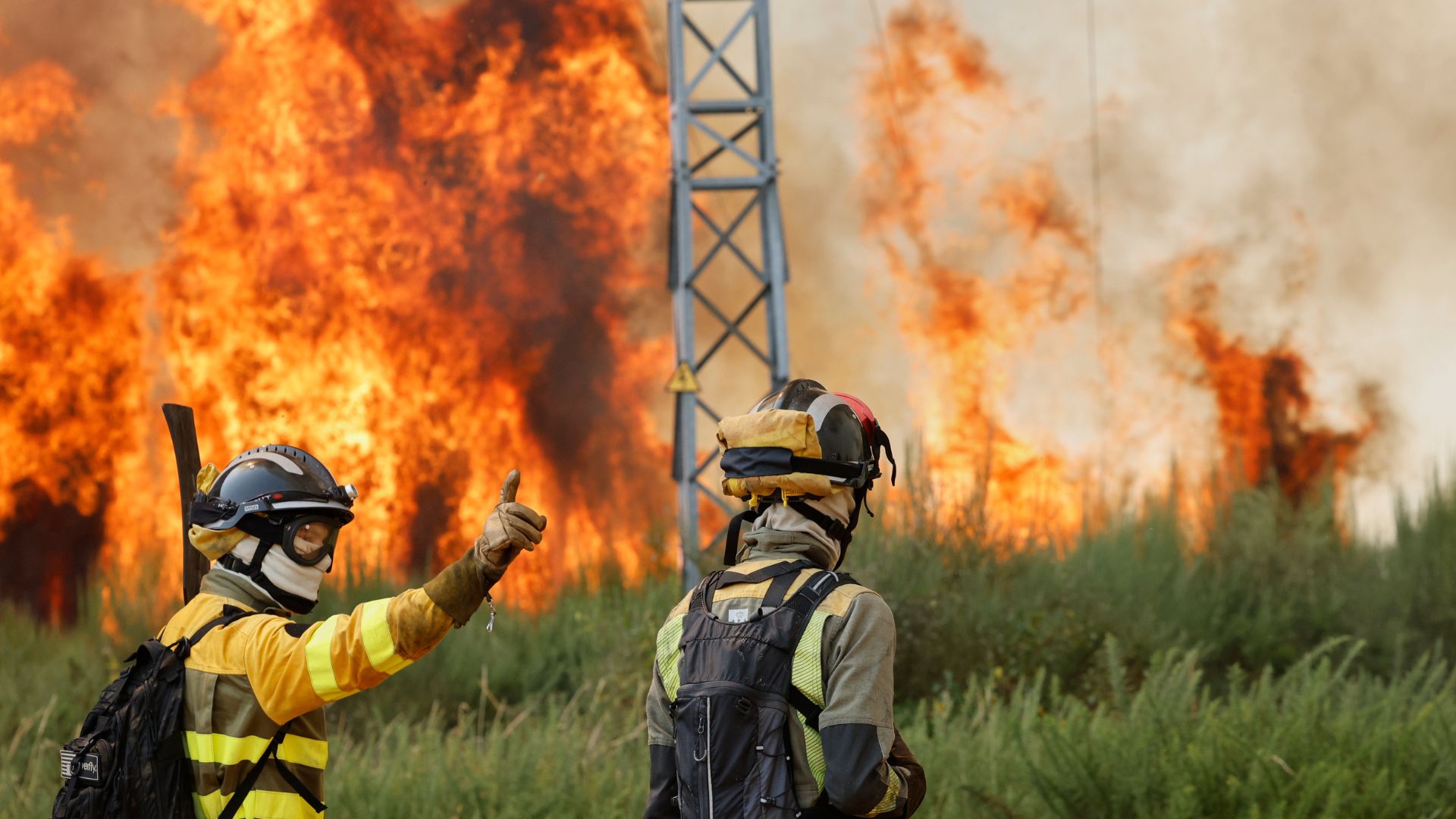 Firefighters battle a wildfire in Veiga das Meas, northwestern Spain, in August 2025. /Lalo R. Villar/AP