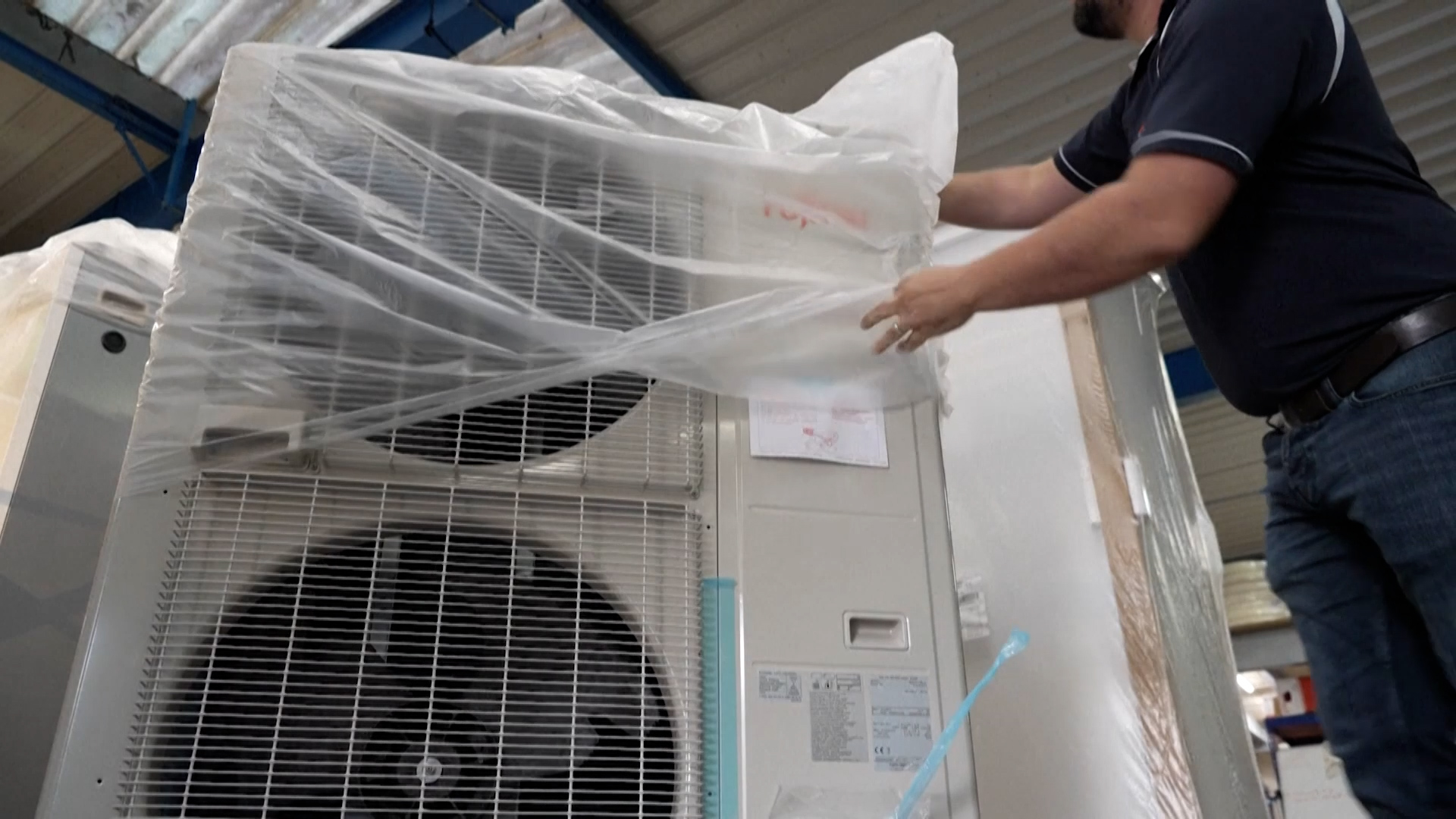 France is accelerating its push to reduce reliance on gas and oil, with heat pumps at the heart of the plan to cut reliance on imported energy. /CGTN