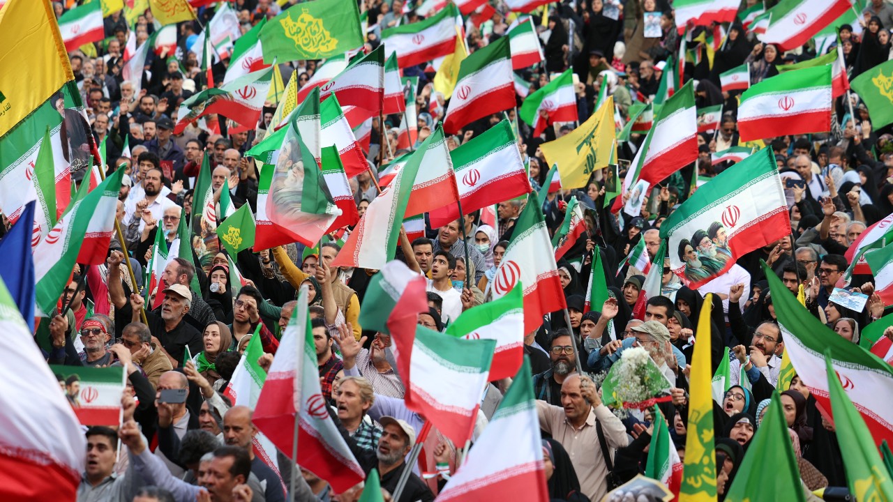 Iranians wave national flags during a rally in Tehran to show their support for new supreme leader Ayatollah Mojataba Khamenei. /AFP