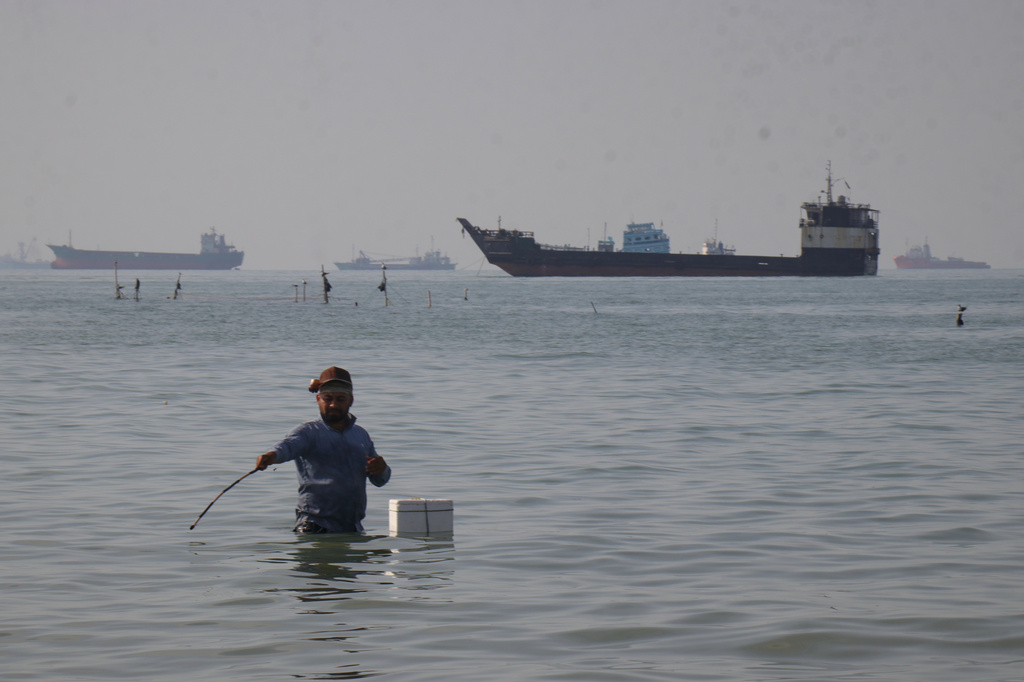 Hundreds of commercial vessels and as many as 20,000 seafarers have been unable to transit the strait during the conflict. /Razieh Poudat/ISNA/AP