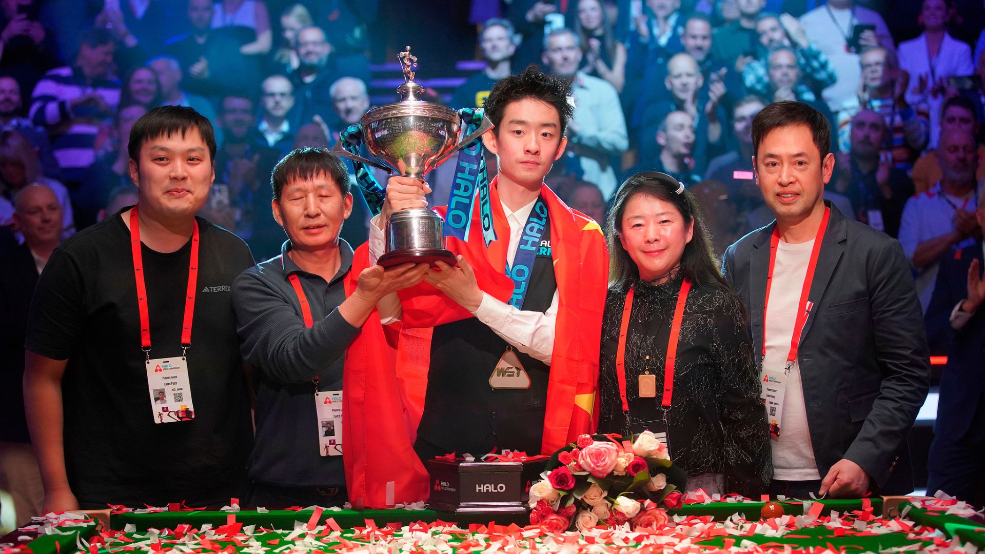  Wu flanked by father Wu Jianguo and mother Guo Pin, with the trophy. /CFP