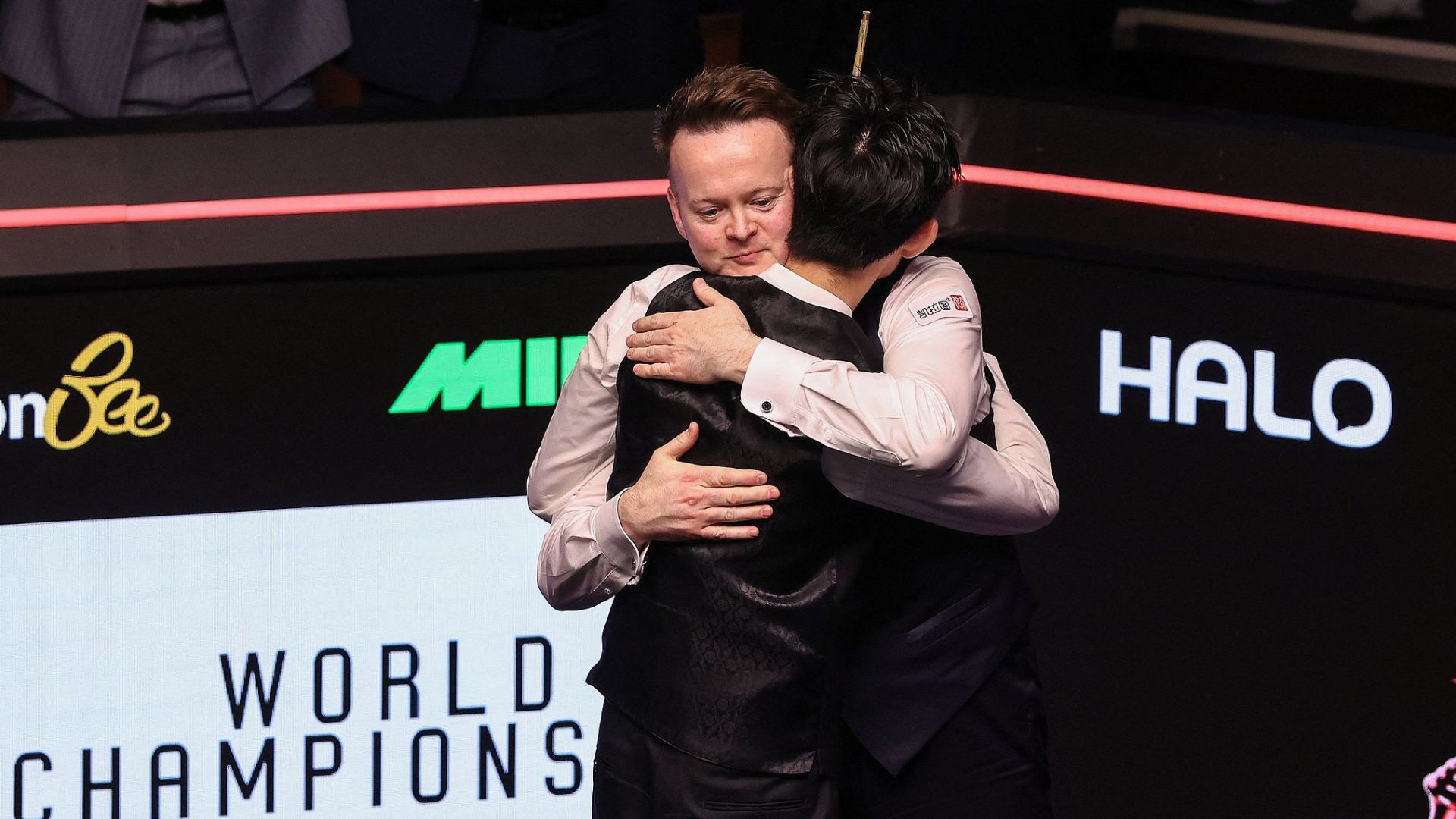 Shaun Murphy congratulates Wu on his victory. /CFP