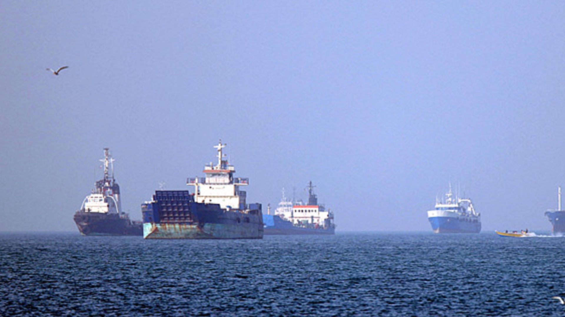 Vessels anchored in the Strait of Hormuz off Bandar Abbas in southern Iran. /Amirhossein Khorgooei/ISNA/AFP)
