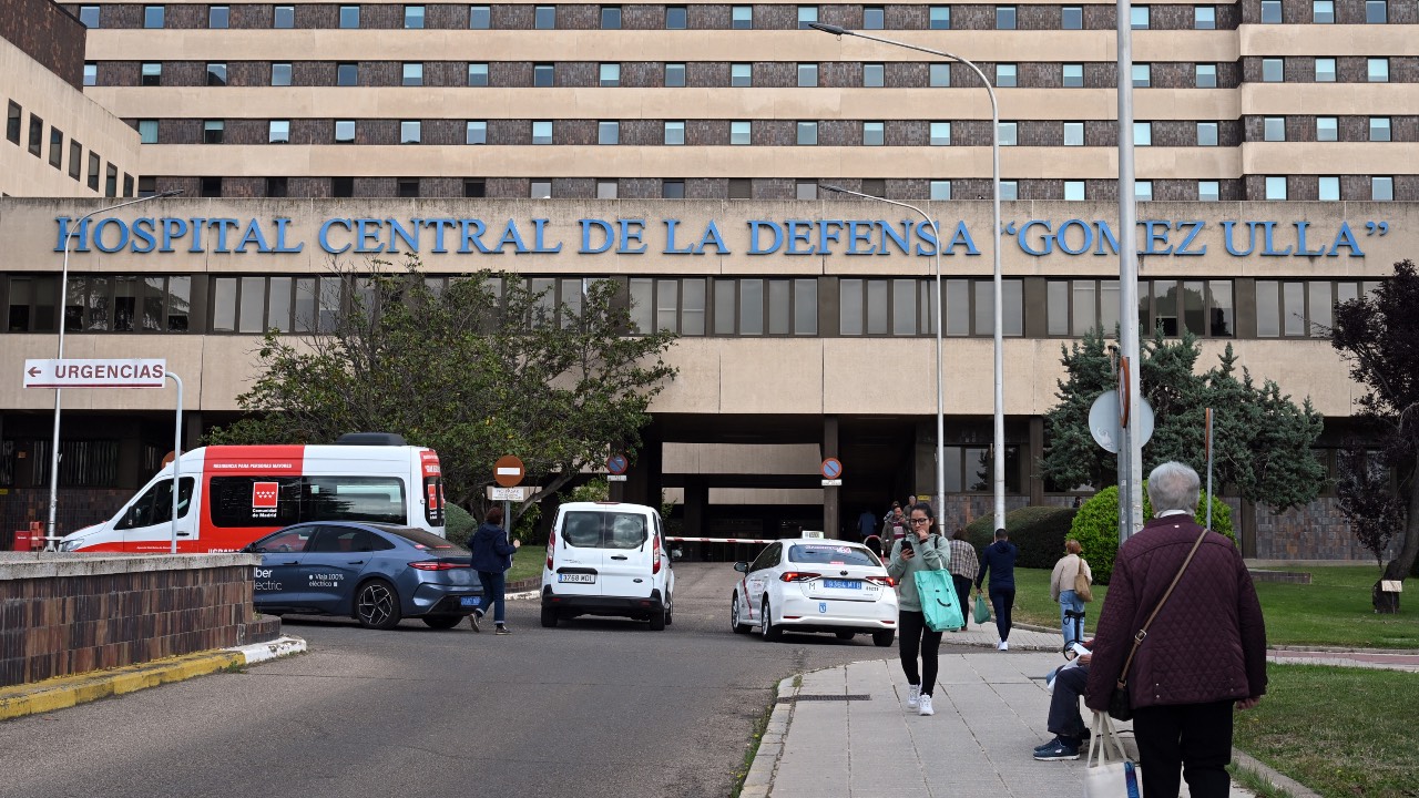 The 14 Spanish nationals - including one crew member - on board the MV Hondius will be transferred to Madrid's Gomez Ulla Military Hospita. /Javier Soriano/AFP