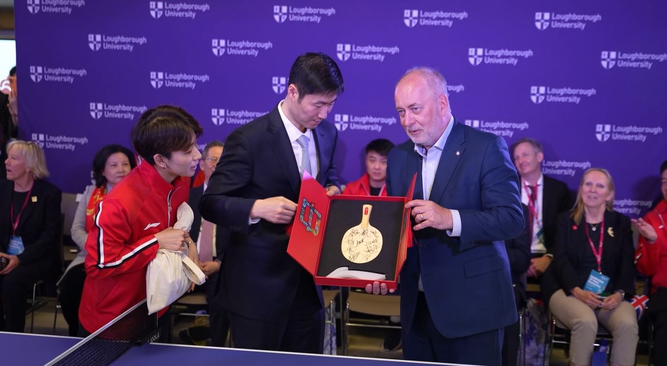 Loughborough Vice-Chancellor Nick Jennings is presented with a table tennis bat signed by China's national team. /CGTN