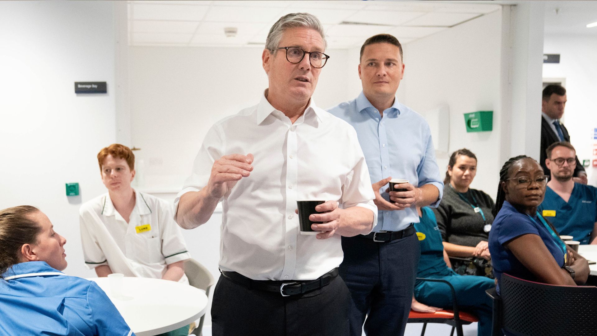 British Prime Minister Keir Starmer, left, and Health Secretary, Wes Streeting, on a hospital visit in September 2024. /Stefan Rousseau/Pool