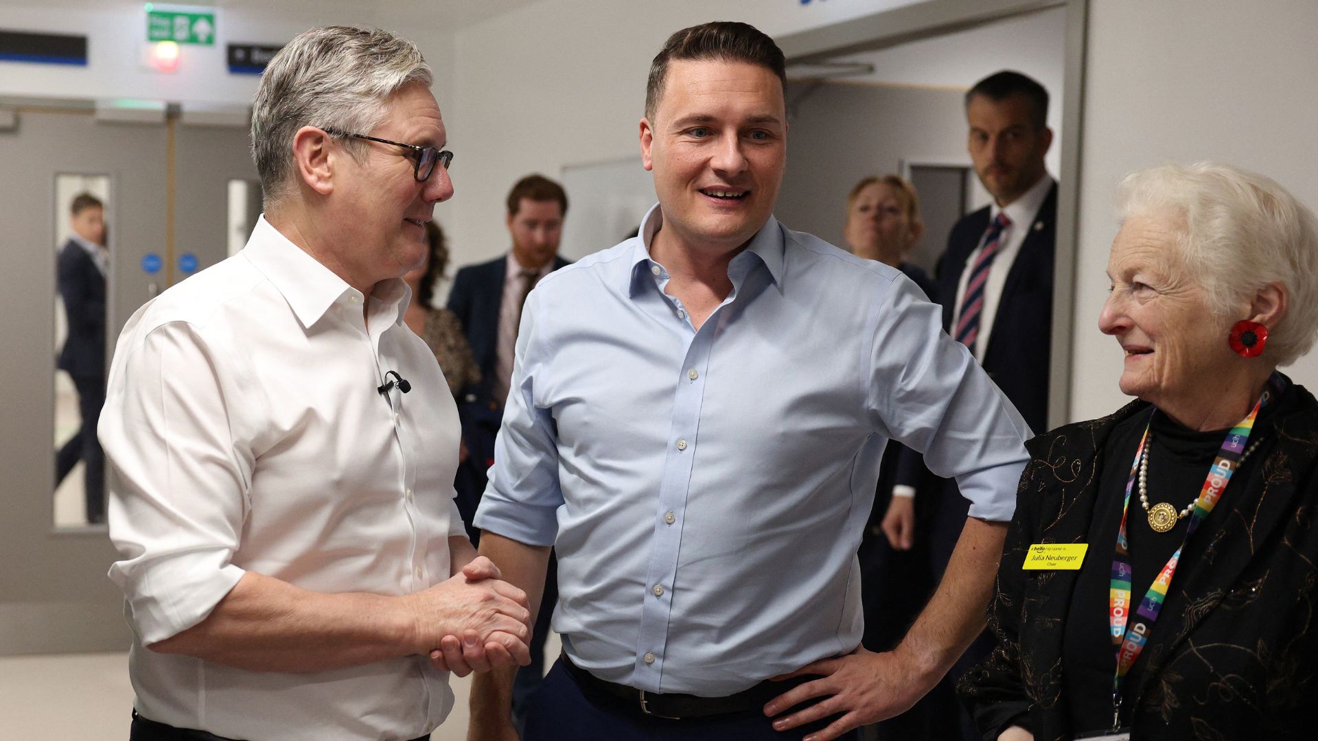 Britain's Health Secretary Wes Streeting (C) and Britain's Prime Minister Keir Starmer (L) during a hospital visit last November. /Adrian Dennis/Pool