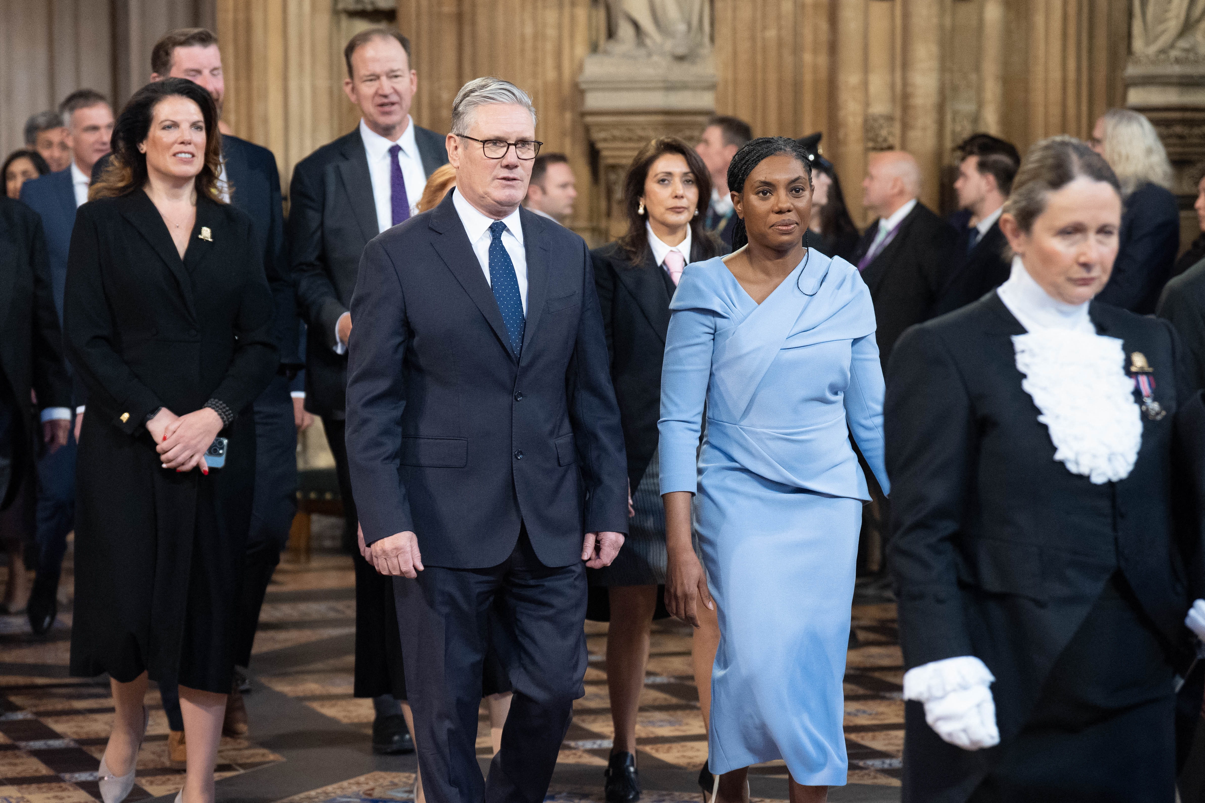 Starmer (L) and Britain's main opposition Conservative Party leader Kemi Badenoch (R) return to the House of Commons after listening to the king's speech. /Stefan Rousseau/Pool