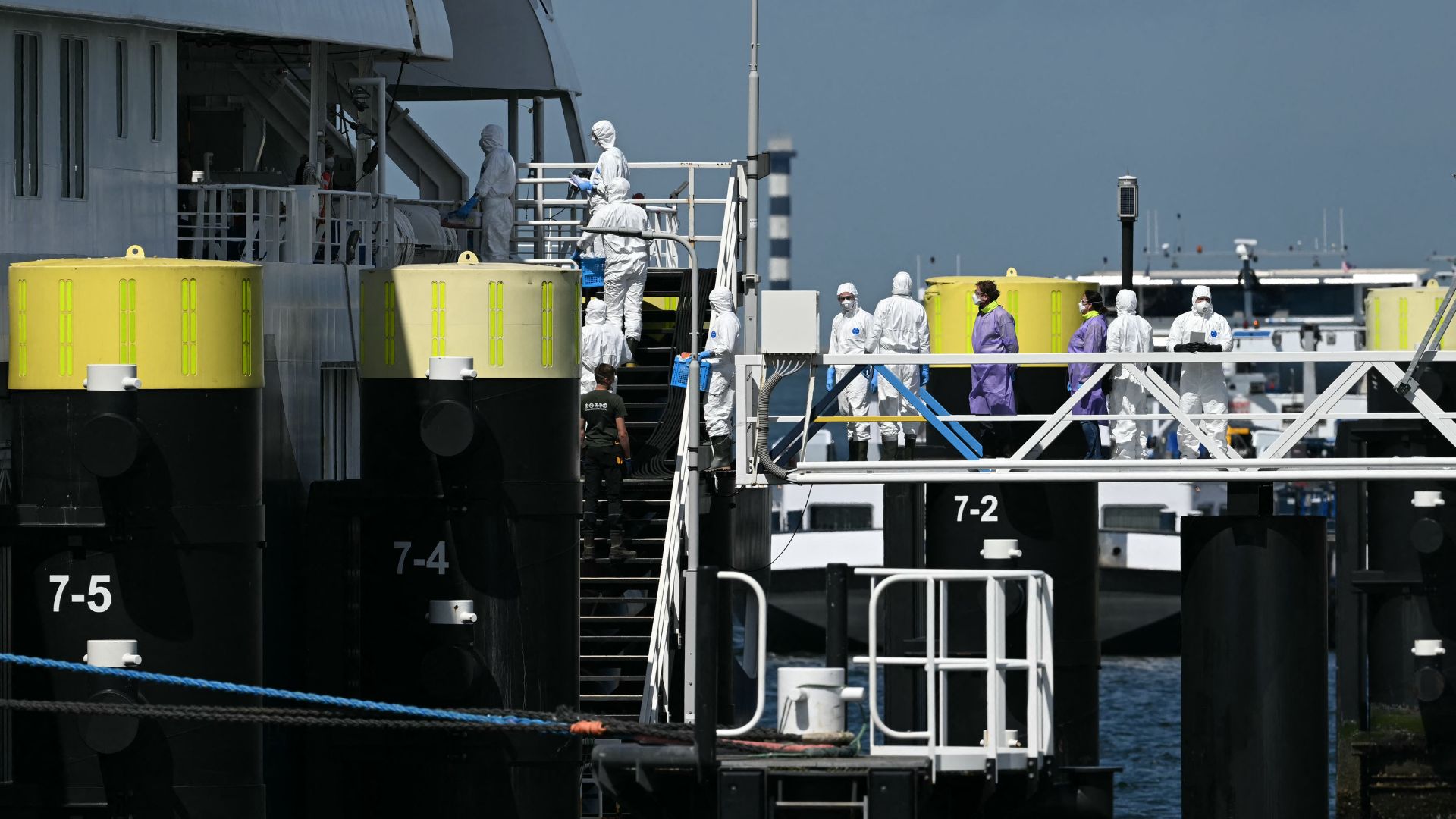 Responders in protective suits enter the MV Hondius after its arrival at Rotterdam. /Nicolas Tucat/AFP
