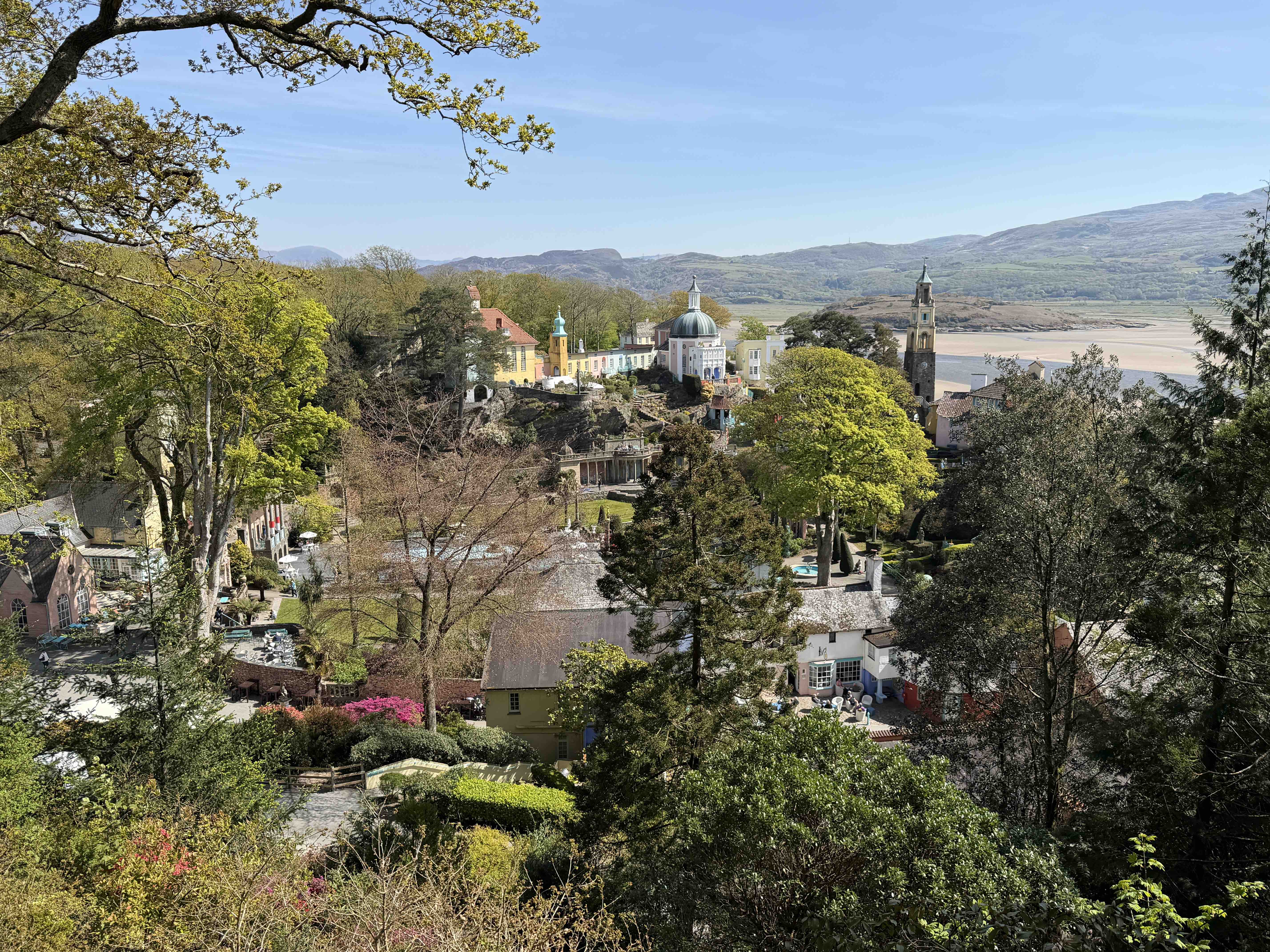 Williams-Ellis wanted the buildings to work with the landscape. /Iolo ap Dafydd/CGTN