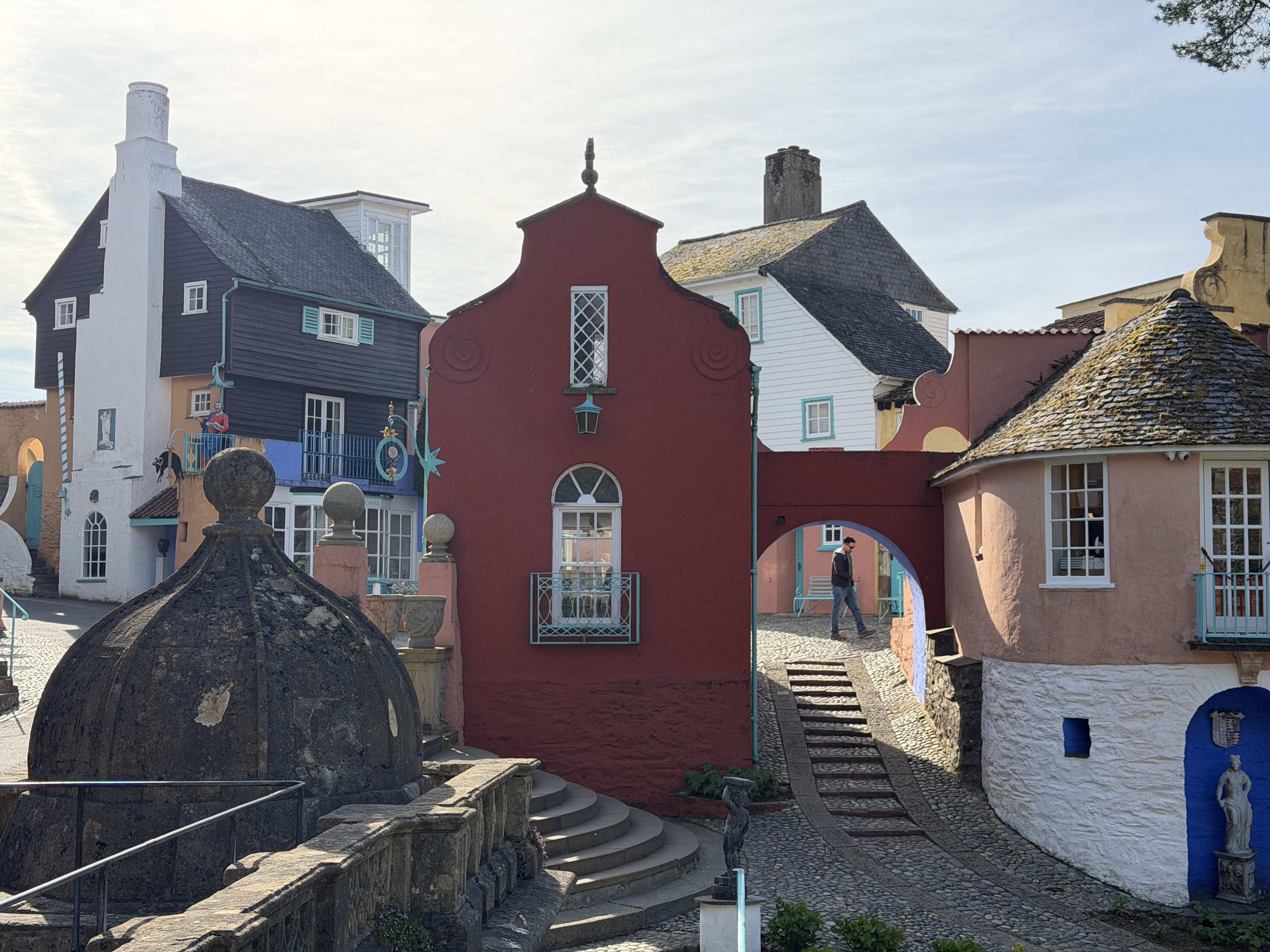  The eclectic architecture defies conventional boundaries. /Iolo ap Dafydd/CGTN