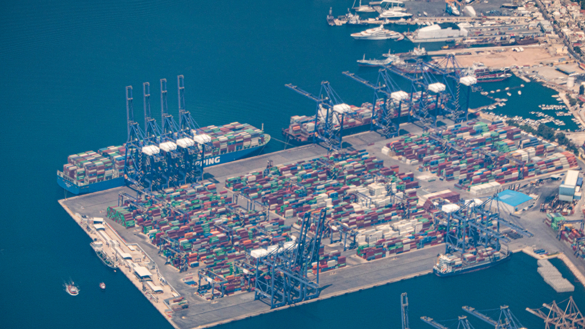 Although operations at Greece's main port of Piraeus continue as normal, conditions behind the scenes are becoming increasingly difficult. /CFP