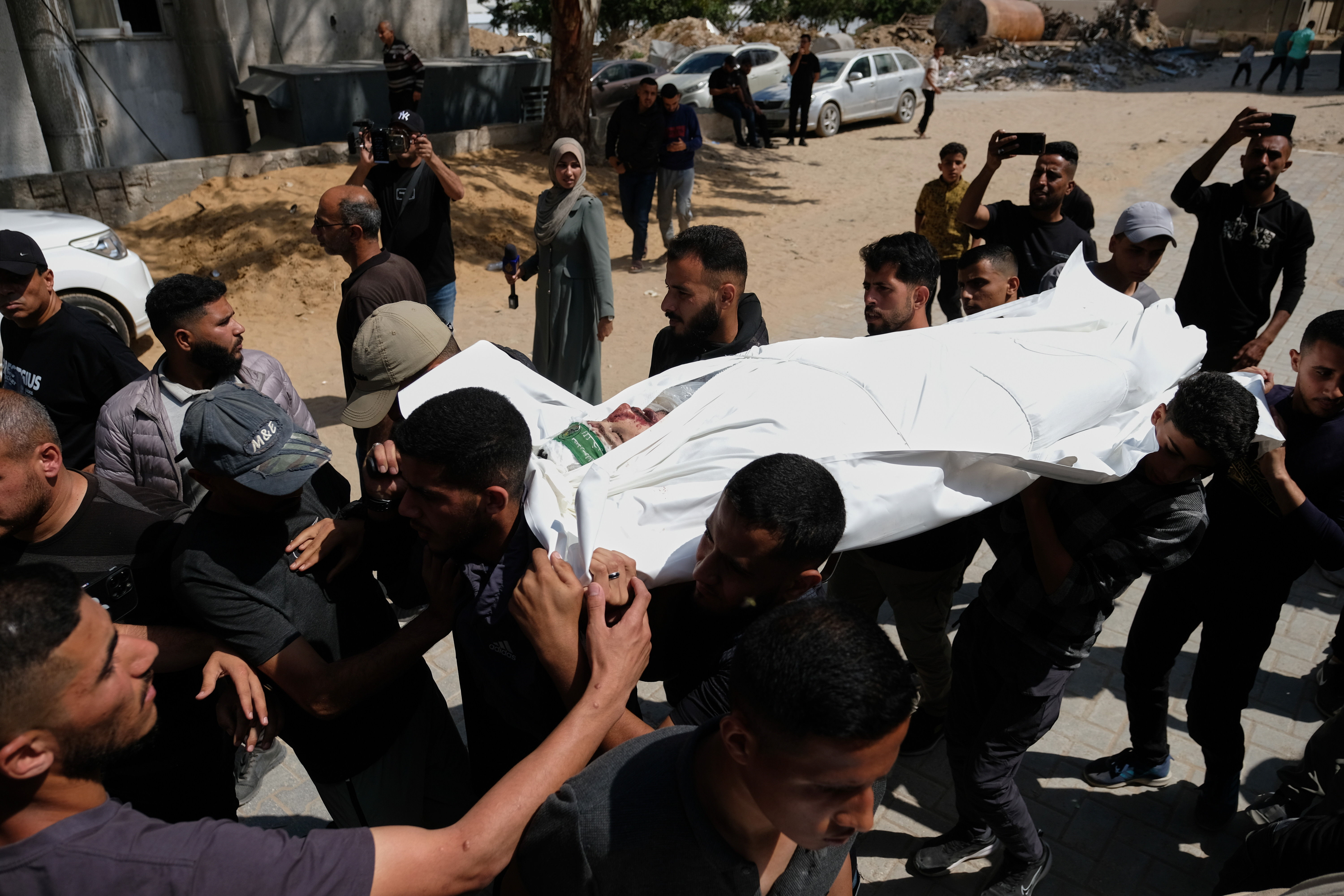 Mourners carry the body of Mohammad Odeh, whom Israel says was a leader of Hamas Qassam Brigades, a day after he was killed in an Israeli airstrike, during his funeral in Gaza City, Wednesday, May 27, 2026. /Jehad Alshrafi/AP