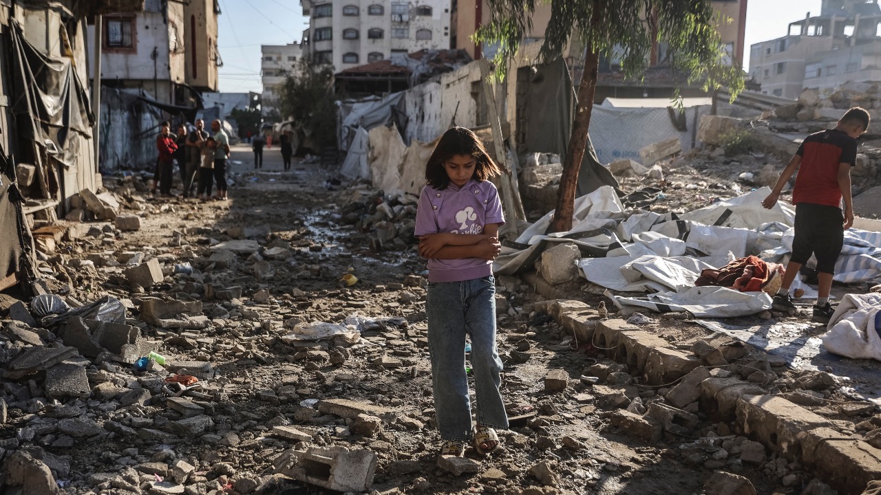 A Palestinian girl walks through the site of an Israeli military strike on structures and tents housing displaced families, killing ten Palestinians, in Gaza City on May 28, 2026. /Omar al-Qattaa/AFP