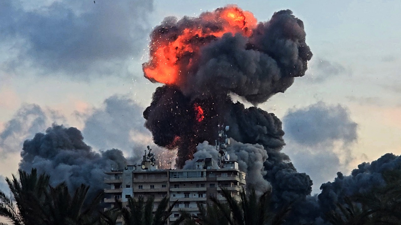 The Israeli military said on May 28 it had begun new strikes on Hezbollah infrastructure around the southern Lebanese city of Tyre after issuing an evacuation warning to its residents. /Kawant Haju/AFP