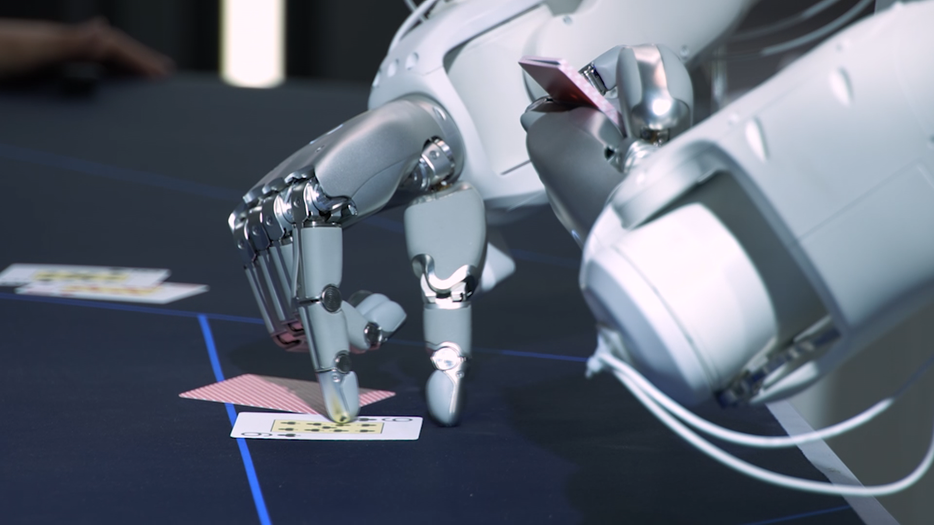 The robotic black jack dealer developed by Sharpa lays down a card. /CGTN