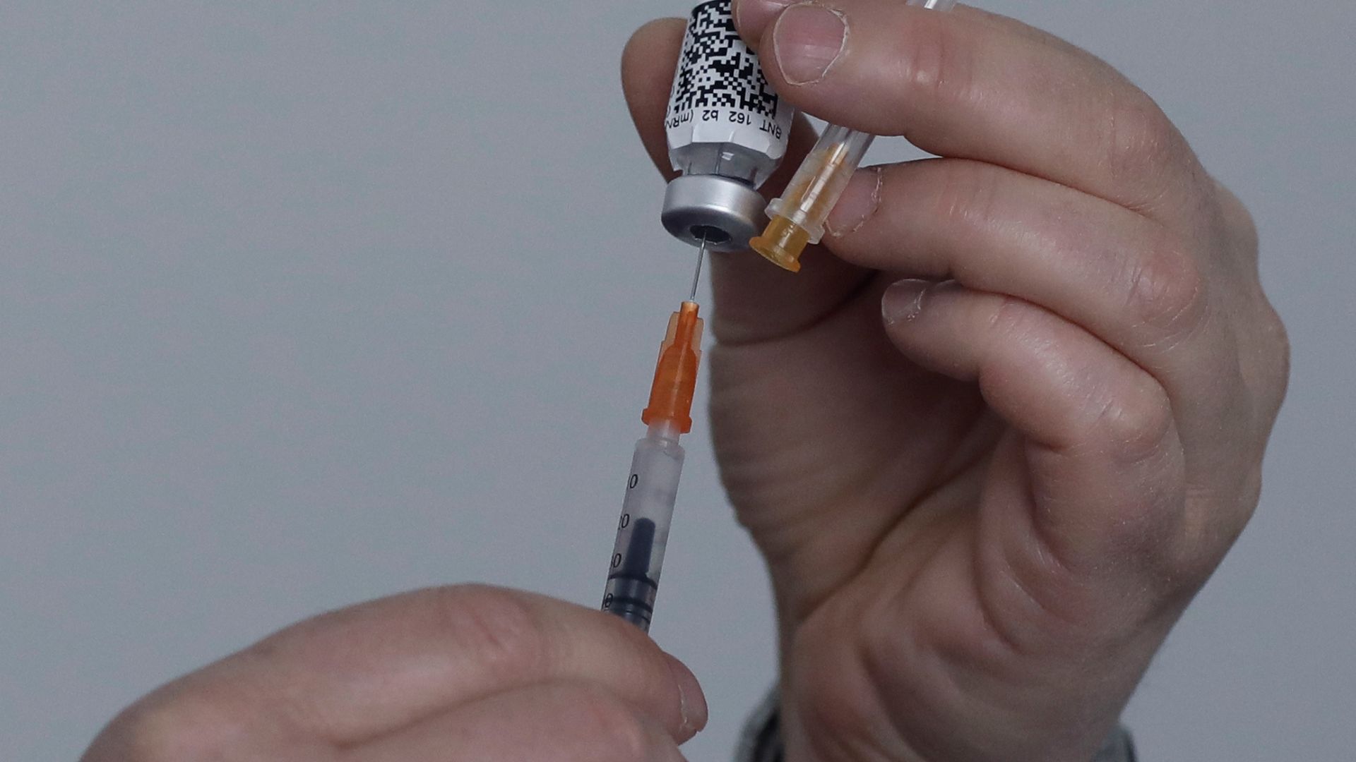 A dose of the Pfizer/BioNtech COVID-19 vaccine is prepared at a hospital, in Ankara. /Burhan Ozbilici/AP