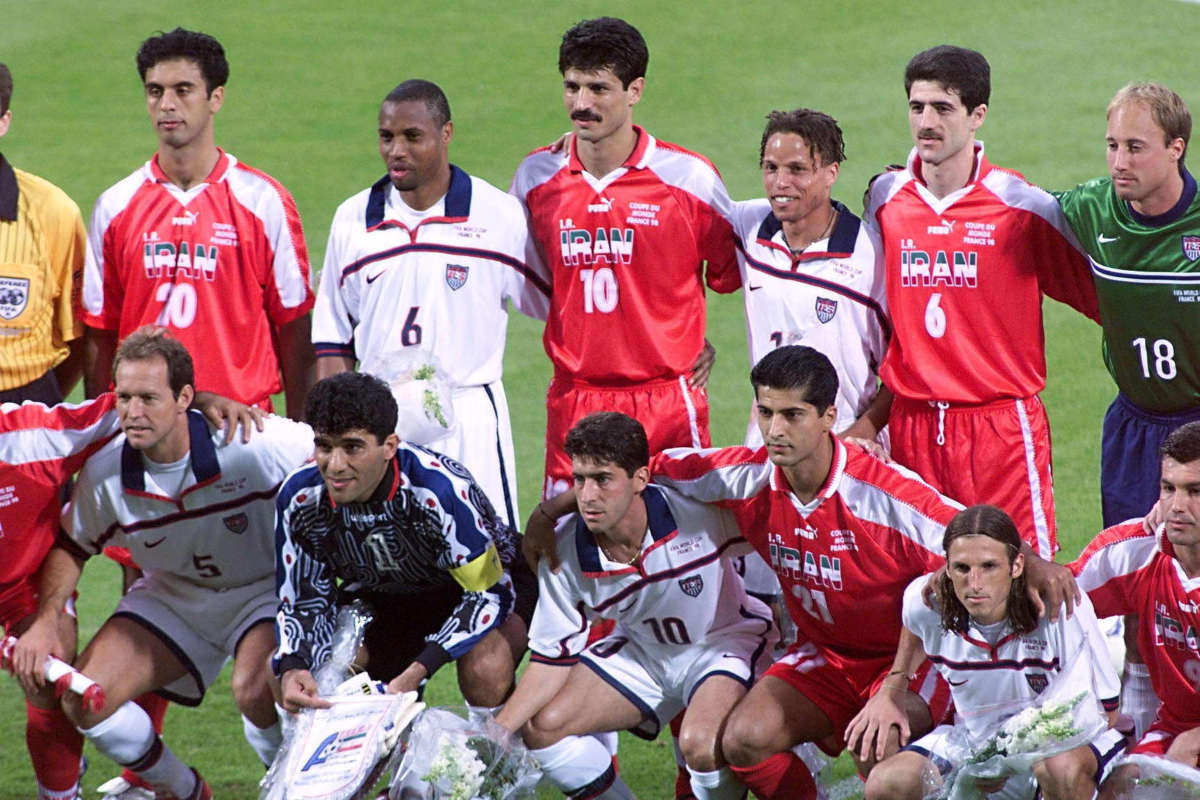US and Iranian players posed for a group photograph before their match at the 1998 World Cup. /CFP