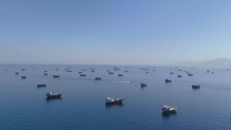 Boats wait in the Strait of Hormuz. /Reuters