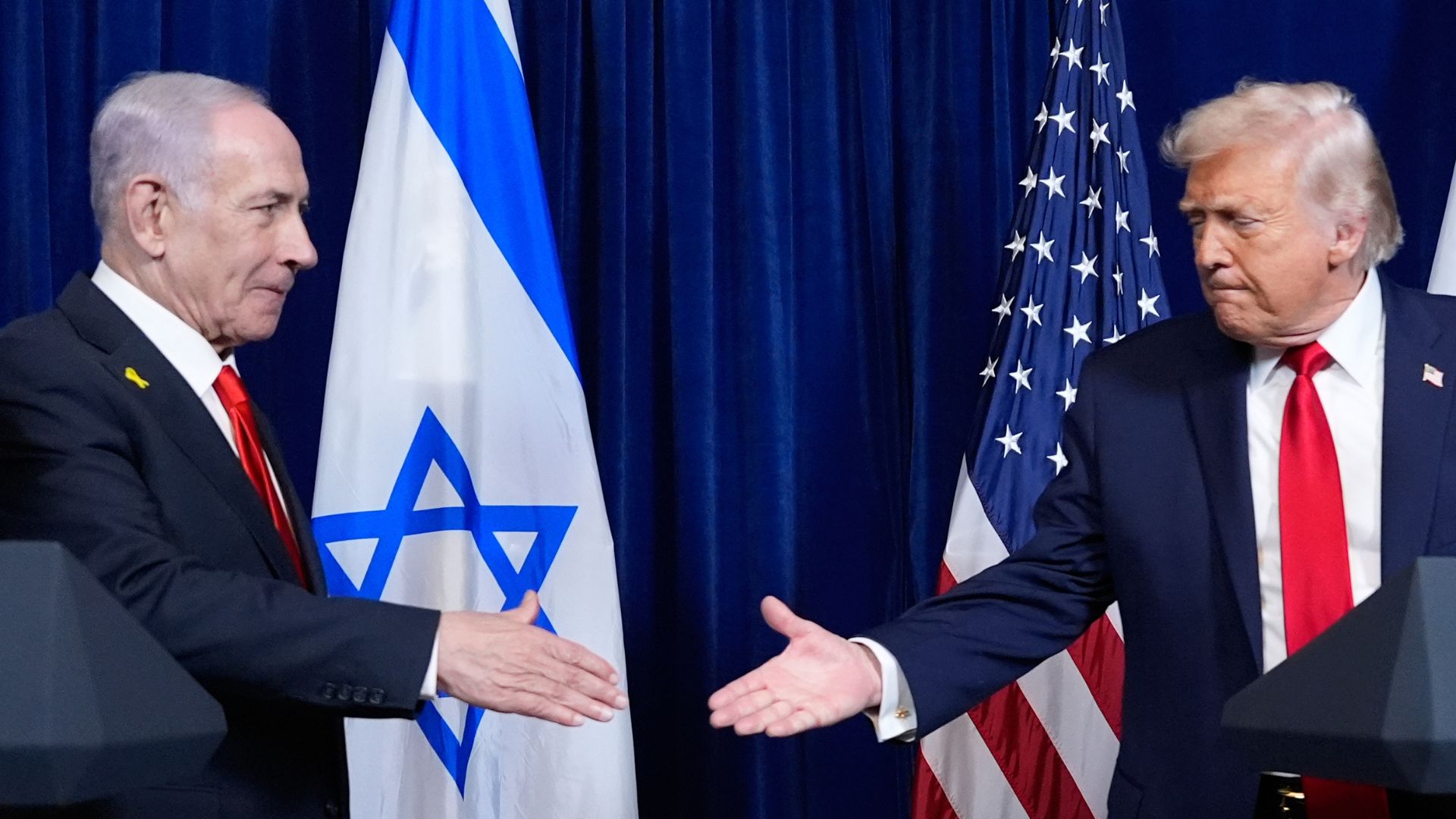 US President Donald Trump (R) and Israeli PM Benjamin Netanyahu (L) have very different electoral needs, says expert analyst Magnier. /Alex Brandon/AP Photo