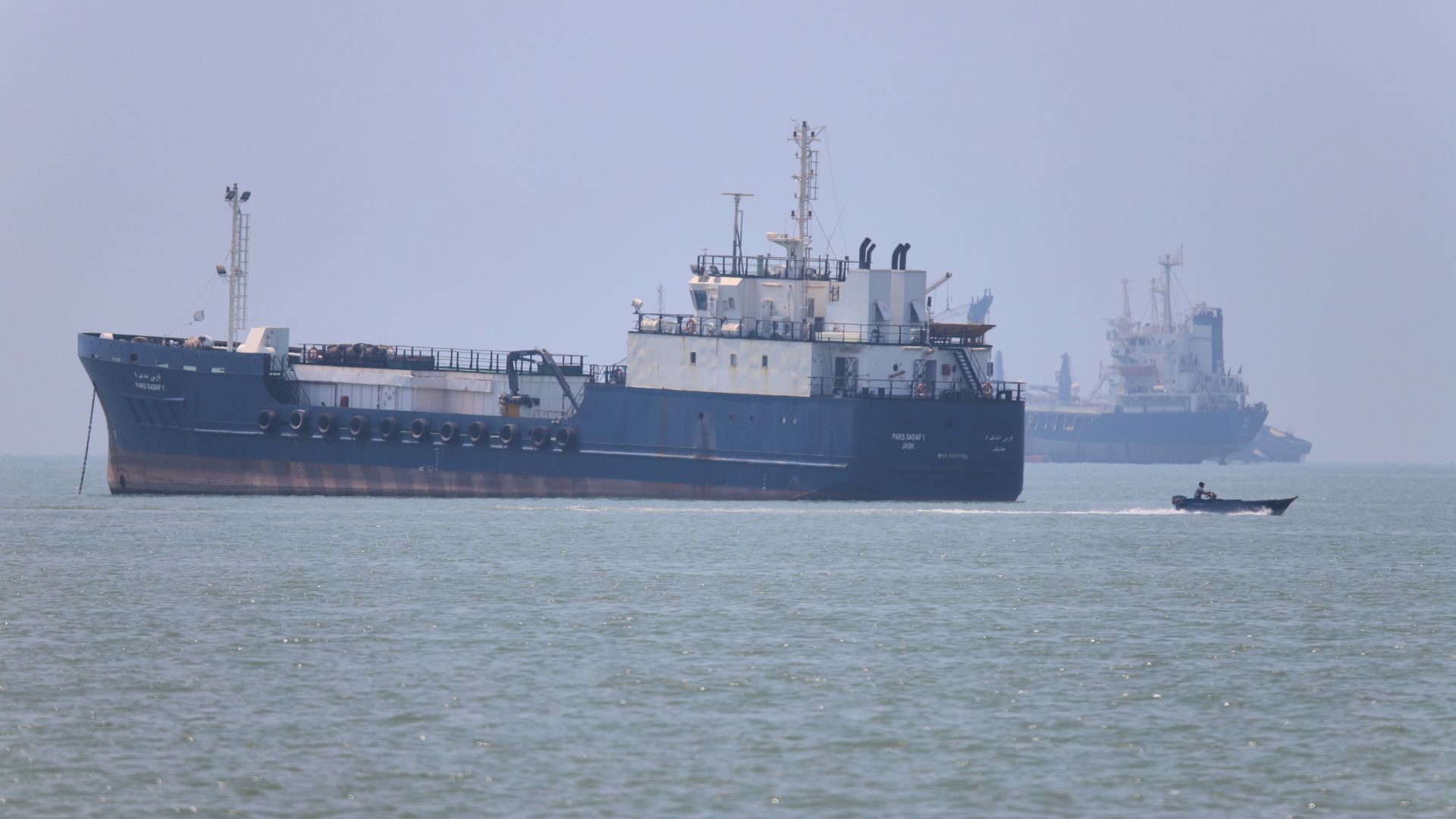 Tankers wait in the Strait of Hormuz, which has been closed since February 28th. / AP.