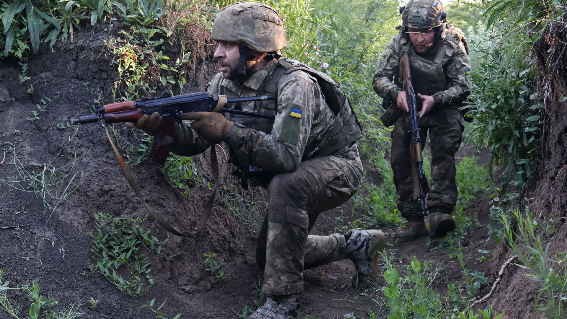 Ukraine's 65th Mechanized Brigade practices military skills at a training ground near the frontline in the Zaporizhzhia region, Ukraine. Hundreds of thousands of Ukrainian men eligible to fight have left the country since the conflict with Russia began in 2022. / AP.