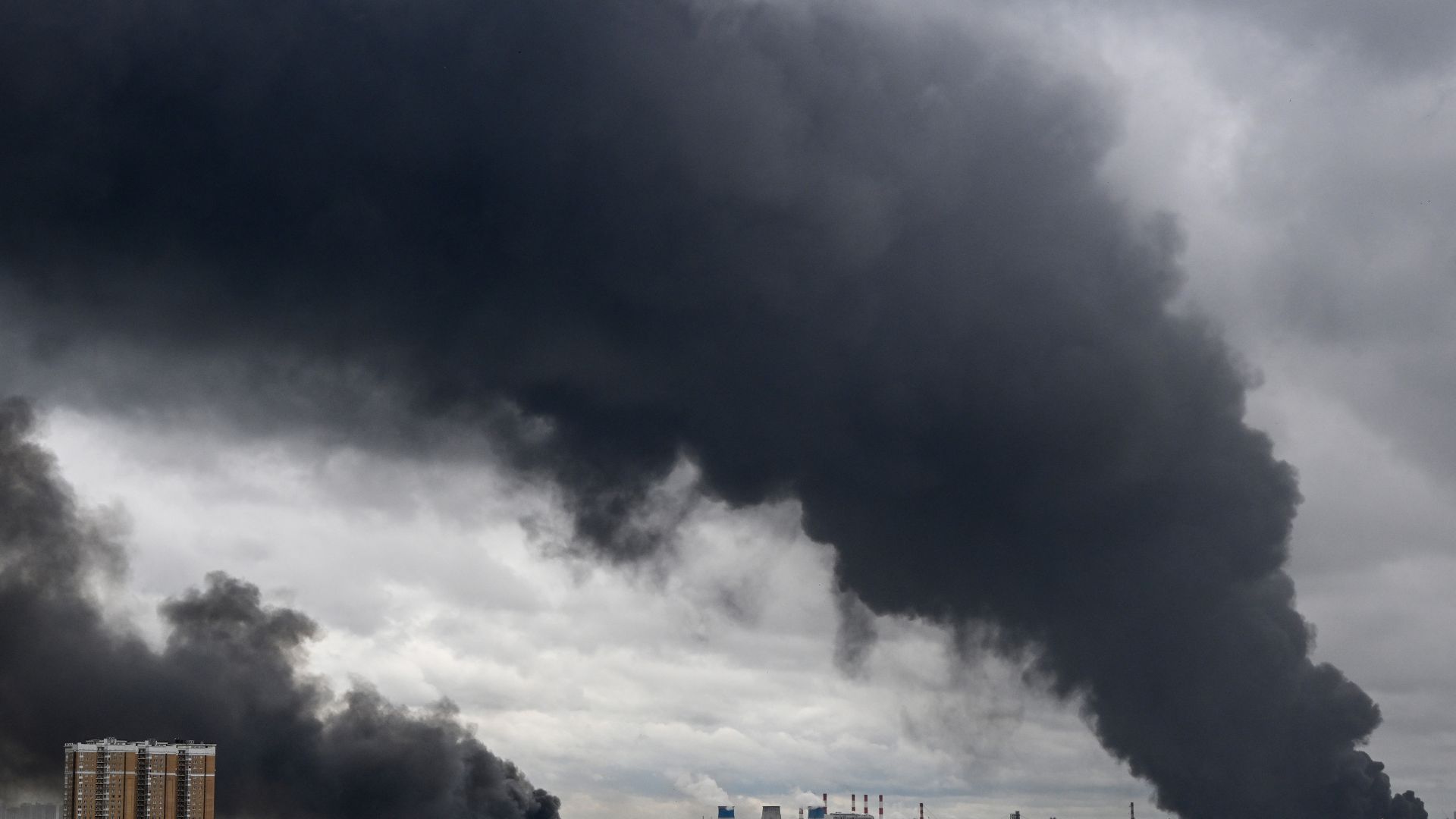 Thick smoke pollutes Moscow's skyline after the Kapotnya oil refinery was hit by a barrage of 200 Ukrainian drones / AfP.