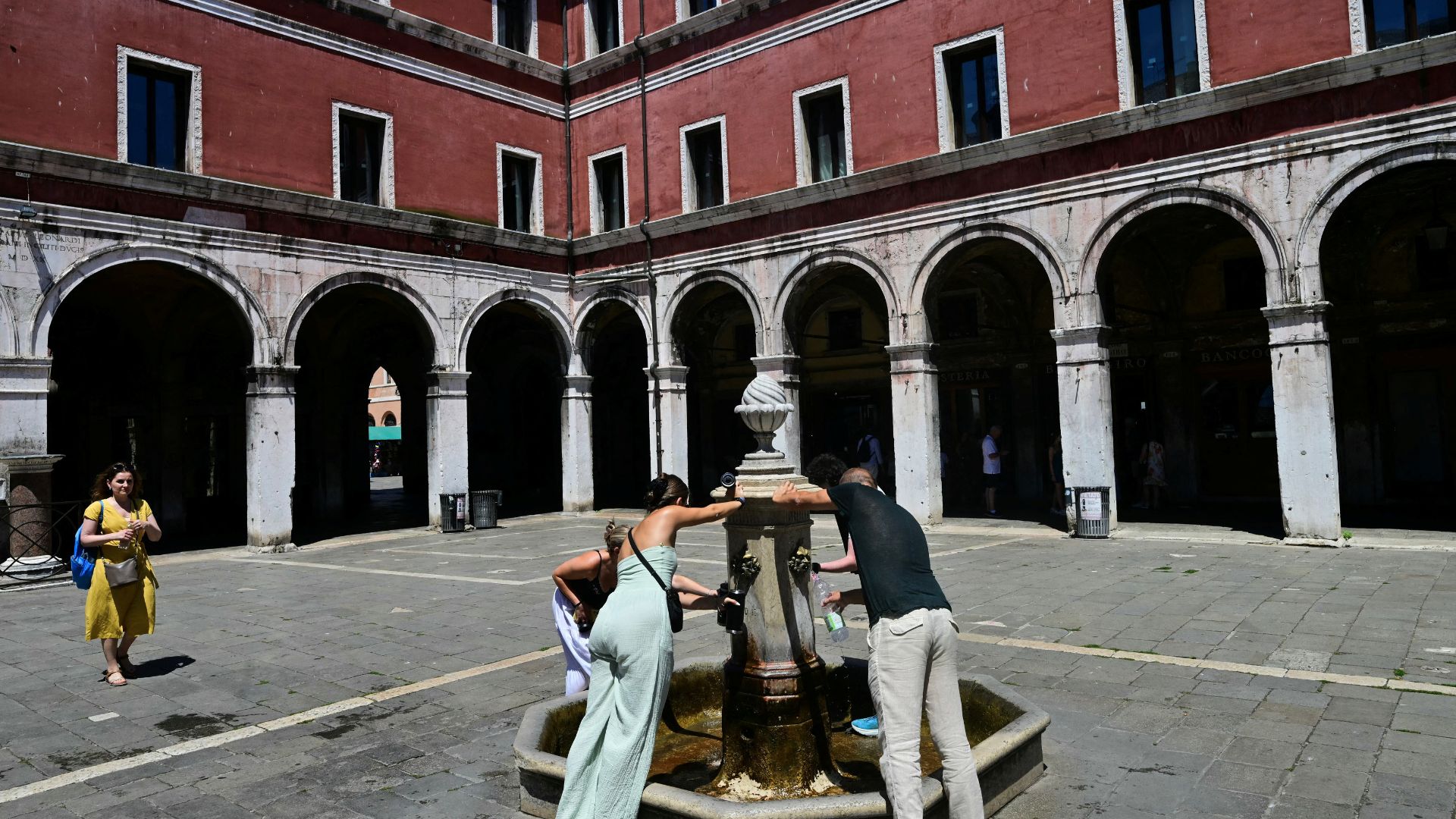 Filling up with free water in the streets of Venice is a must for pedestrians. /AFP.