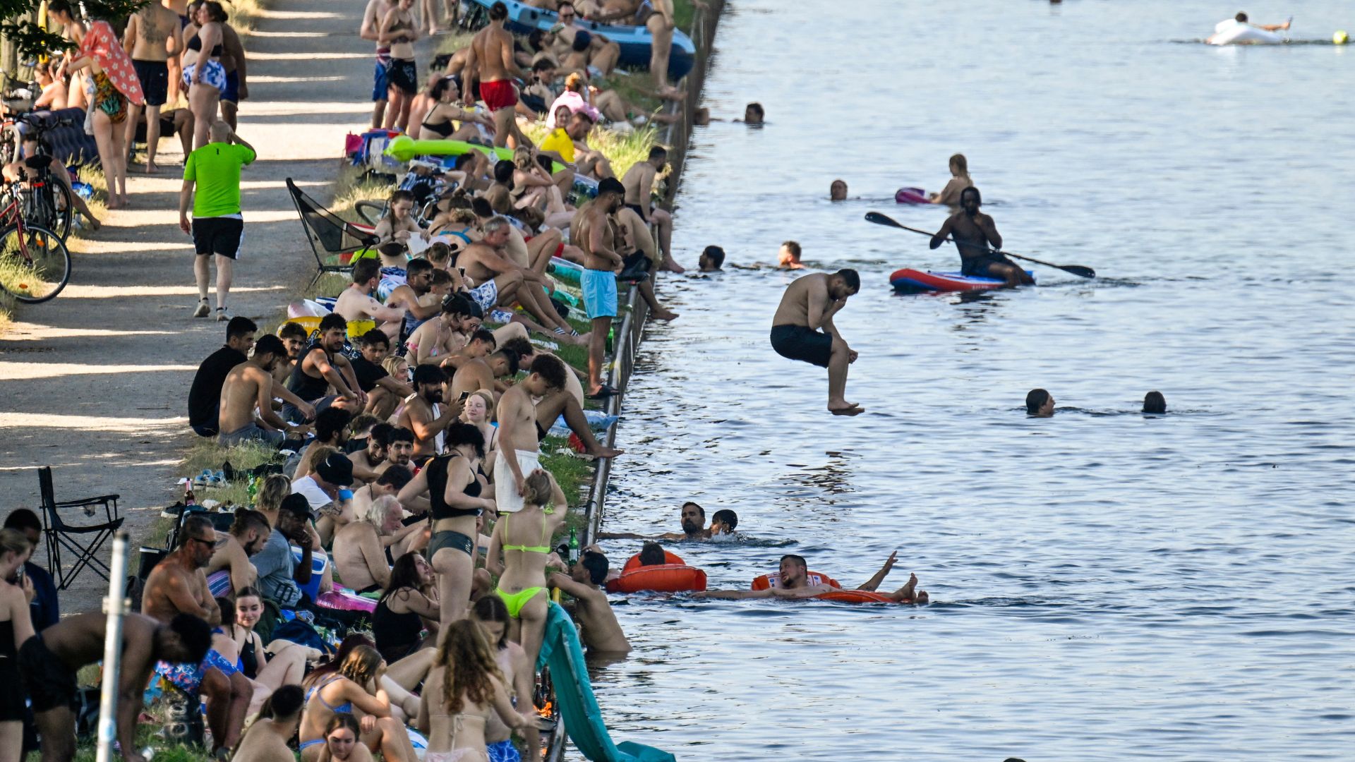 People cool off at Dortmund-Ems Canal in Dortmund, western Germany. /AFP.