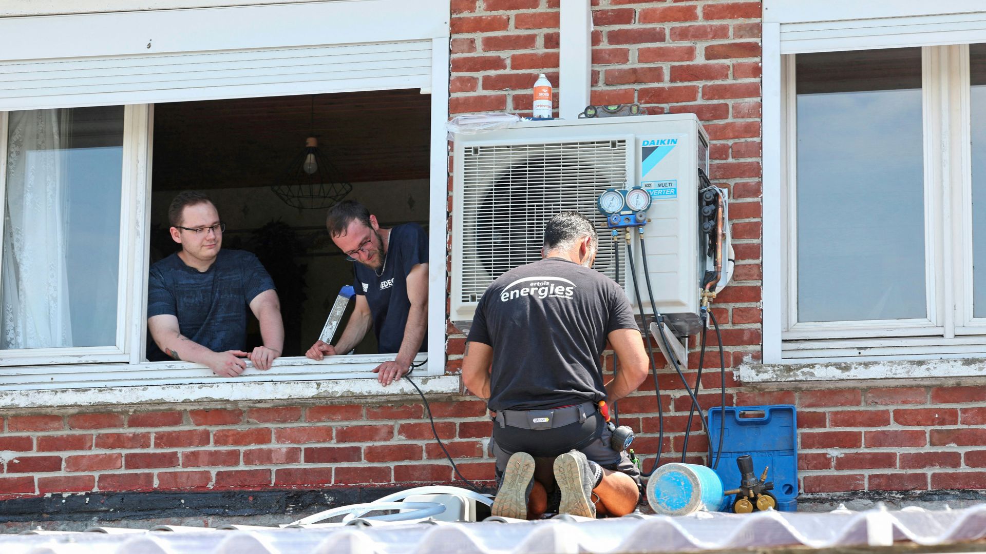 French political divide emerges over aircon as country sizzles