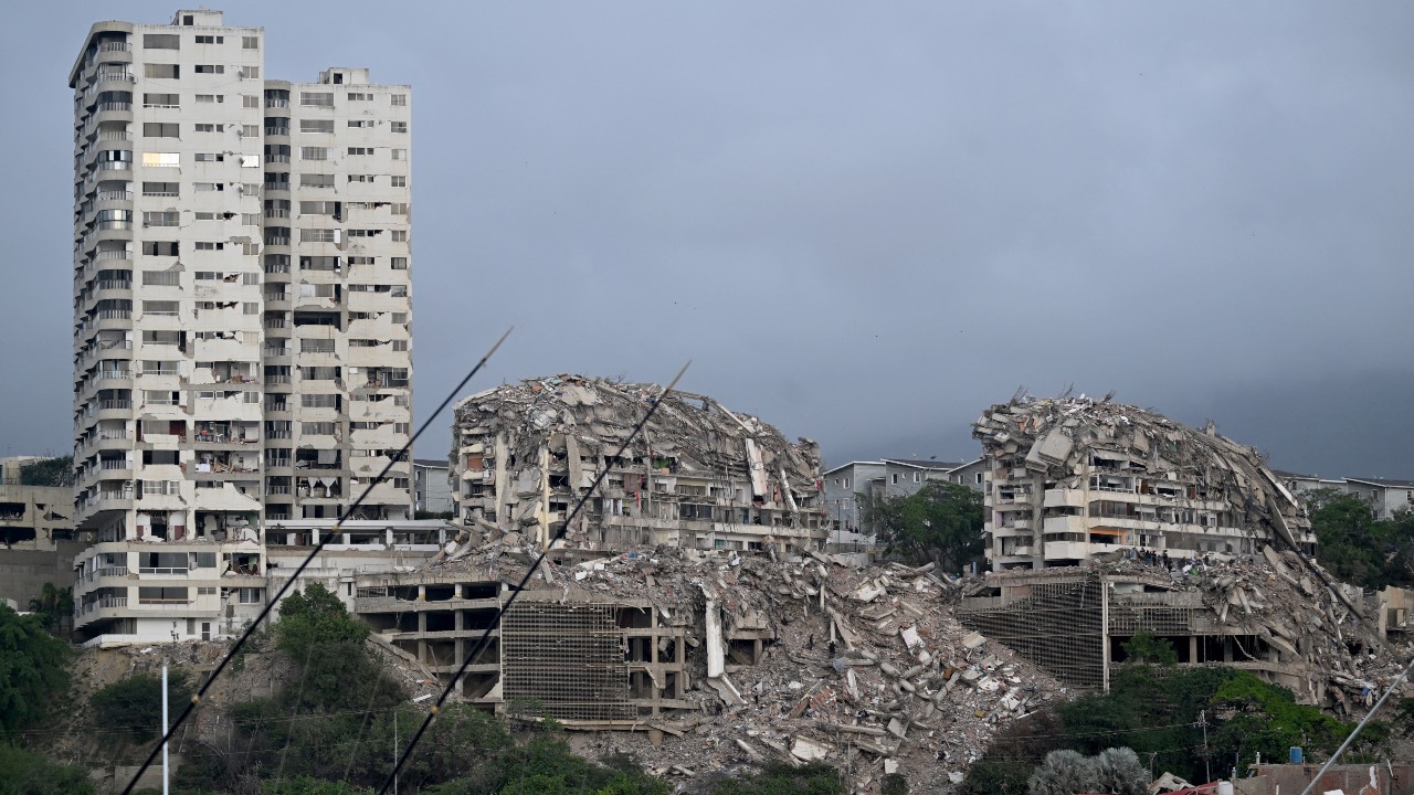 The death toll from Venezuela's devastating twin earthquakes has risen to 2,954, according to official figures. /Juan Barreto/AFP