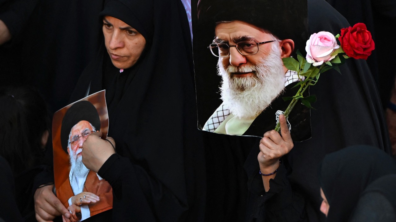 Calling for revenge and rejecting any compromise with the West, Iranians loyal to the Islamic republic braved sweltering heat on July 9 for the burial of supreme leader Ali Khamenei in his hometown of Mashhad. /Wakil Kohsar/AFP