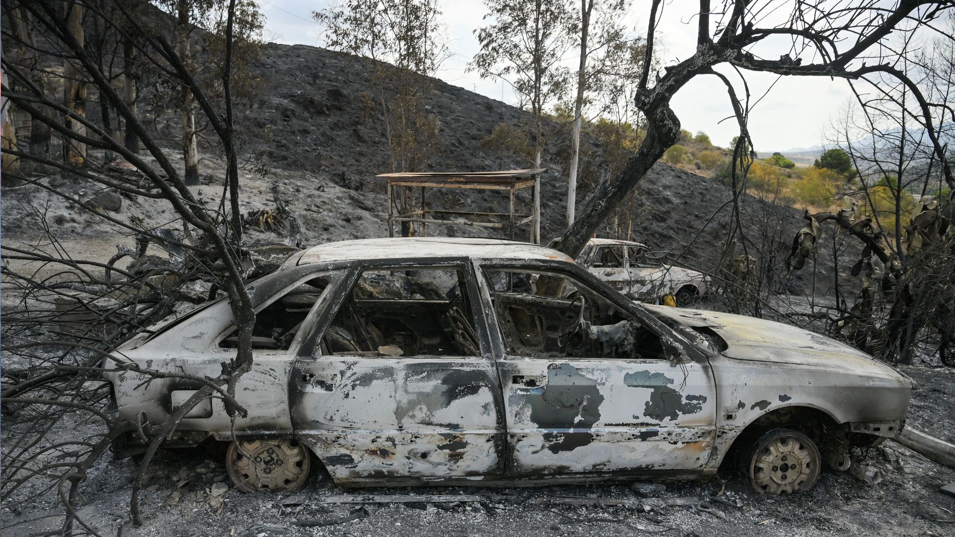 Burnt cares that were damaged in last week's wildfire. /Jose Jordan/AFP 