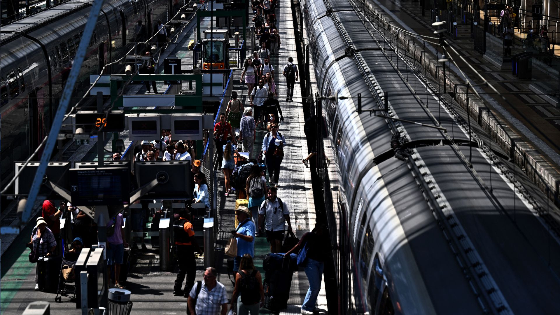 Passengers throng a platform at the Saint-Jean train station as France experiences another heatwave triggering rail traffic disturbances, in Bordeaux, south-western France. /Christophe Archambault/AFP

