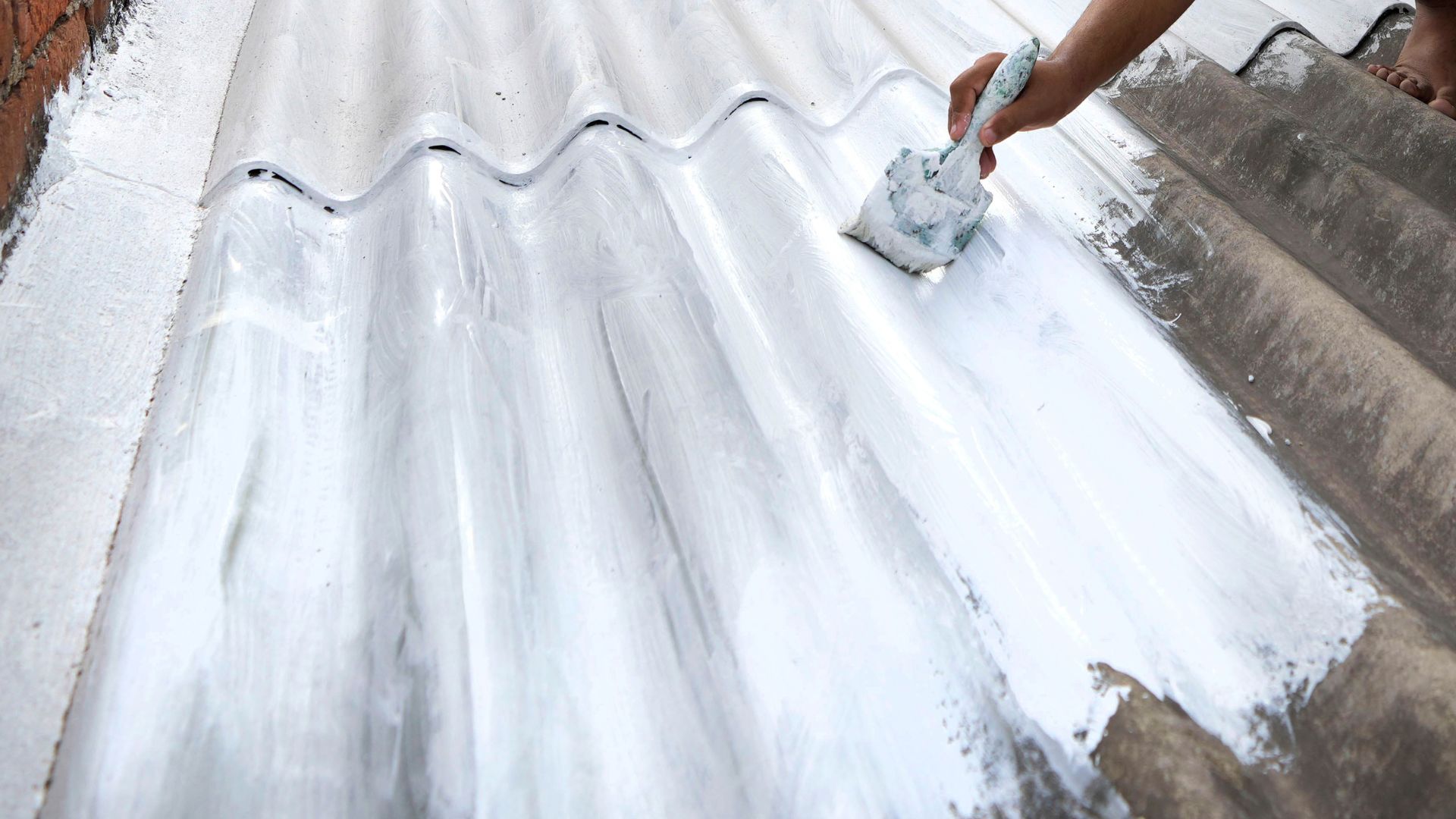 White paint naturally reflects heat, preventing surfaces from absorbing solar energy and turning it into heat. /CFP