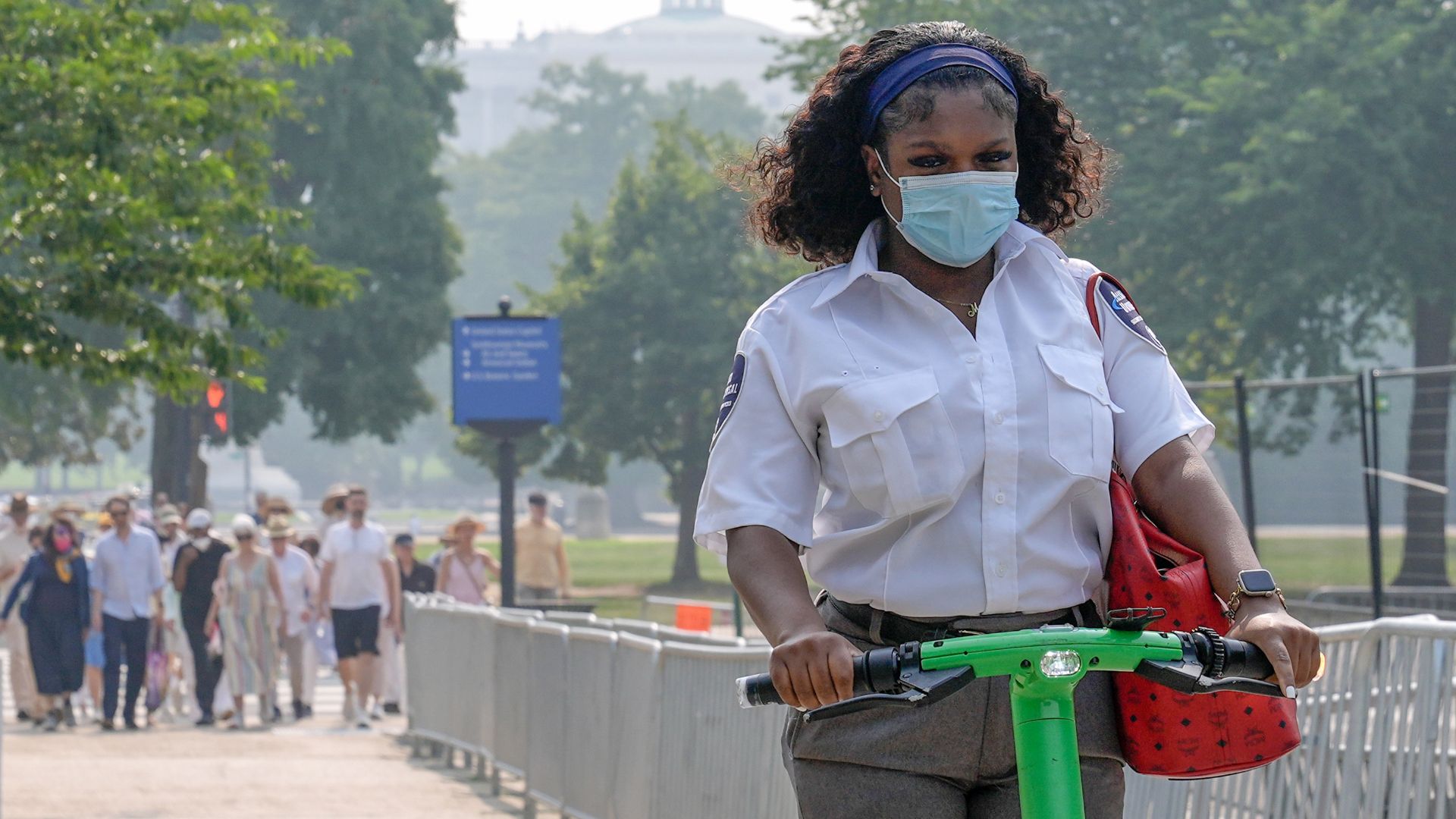 Masks are back in the US as residents cope with wildfire smoke sent on winds from Canada. /AP.