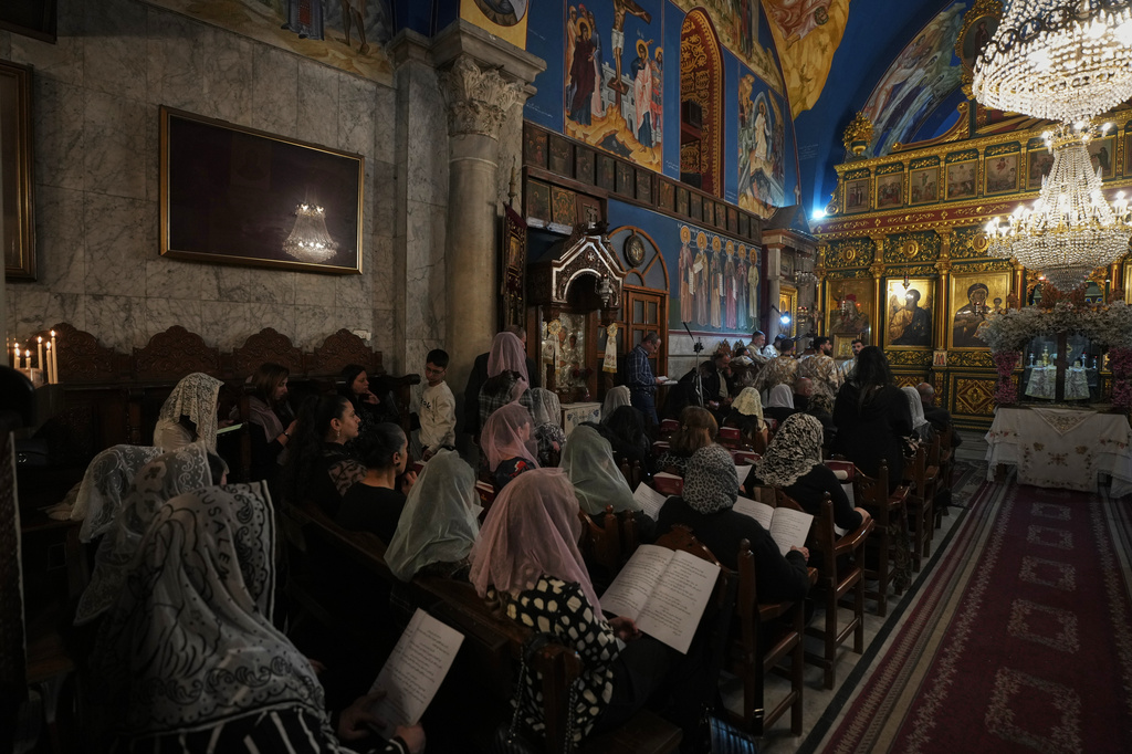 Palestinian Christians attend a Good Friday Mass at the Greek Orthodox Church of Saint Porphyrius in Gaza City. /Jehad Alshrafi/AP