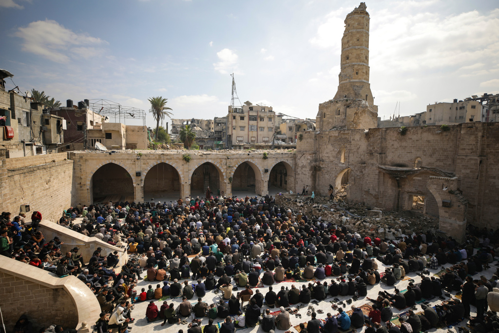 Palestinians gather to attend Friday prayers at the Great Omari Mosque, which was damaged during the Israeli military's air and ground operation in Gaza City. /Jehad Alshrafi/AP