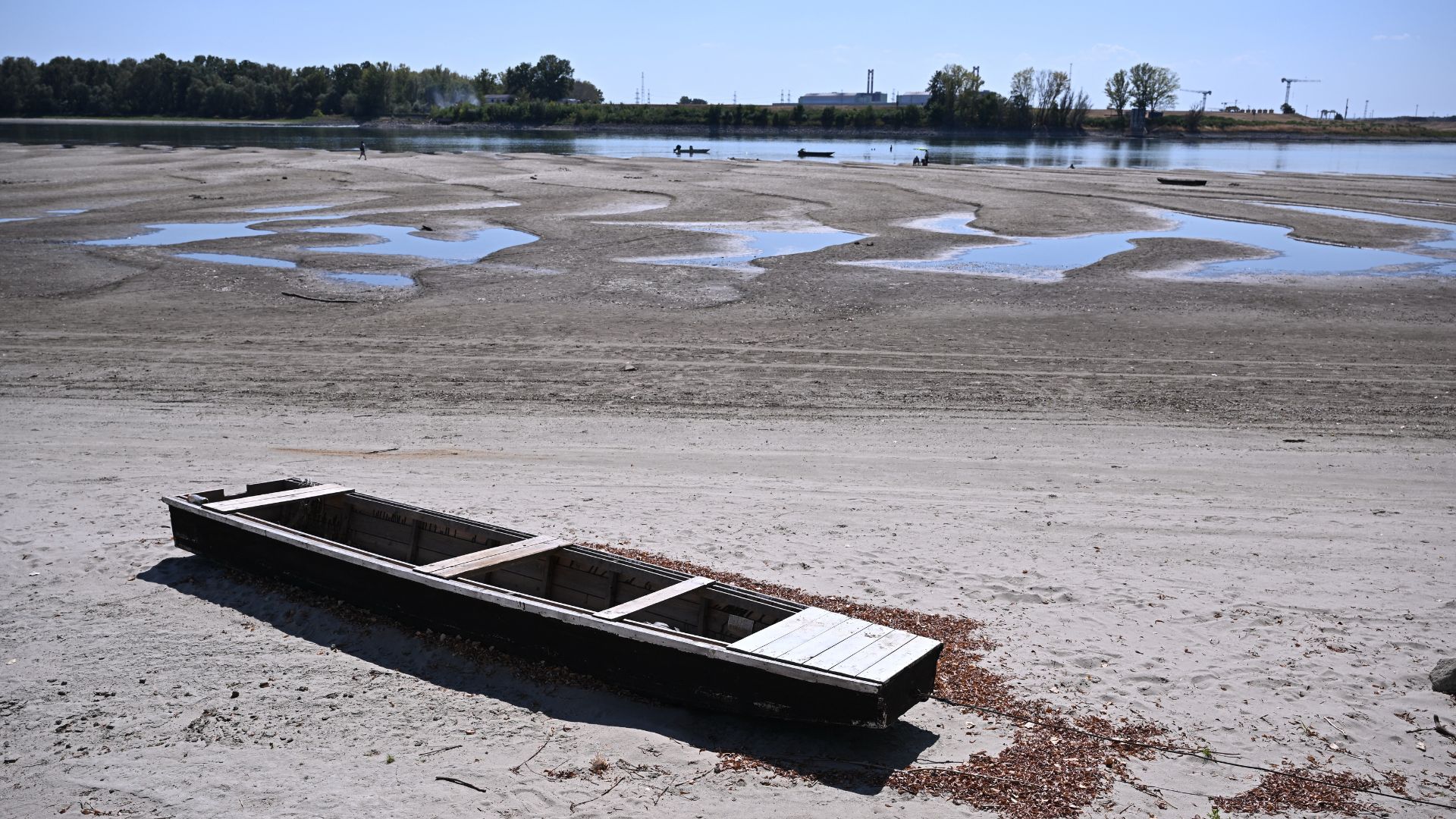 The Danube gauge at Paks measured minus 123 centimeters on Friday. /Attila Kisbenedek/AFP