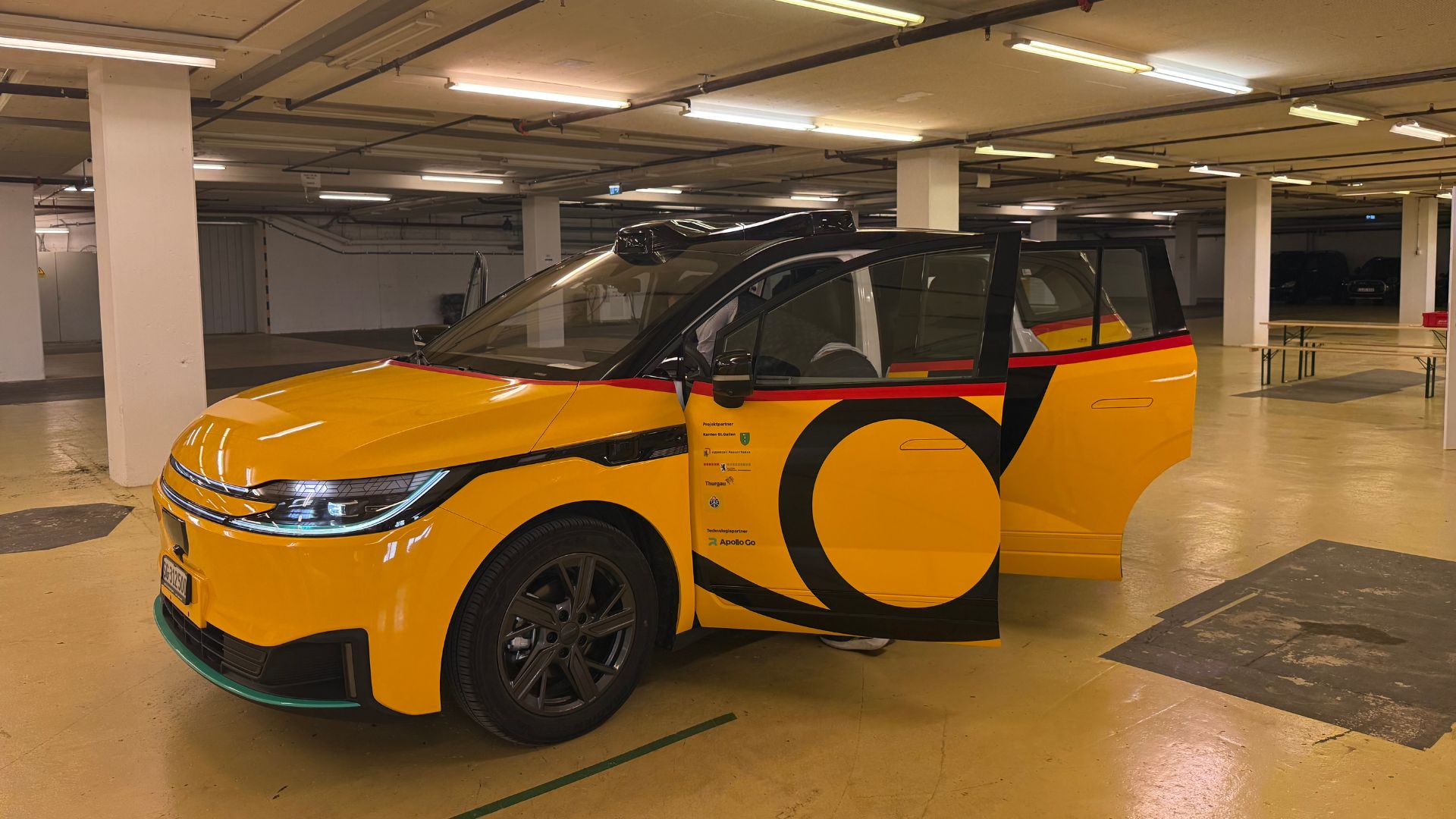 Equipped with 38 cameras, radars and other sensors, the vehicles continuously monitor traffic, pedestrians and cyclists while travelling along pre-approved routes. /Julia Hamilton