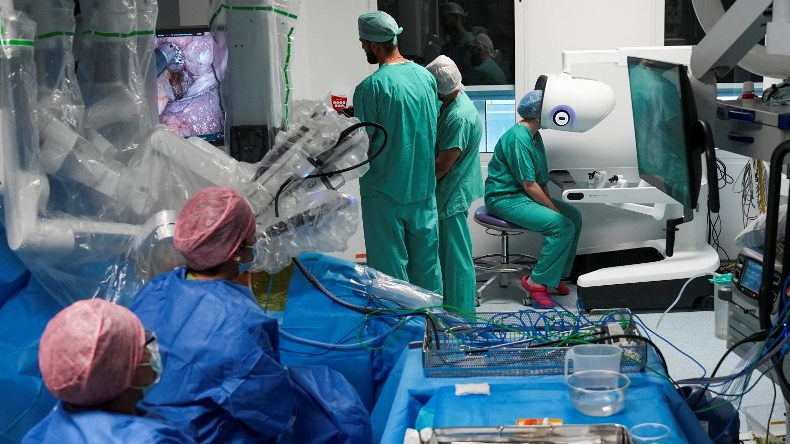 English hospitals aim to ramp up use of robotics in surgery