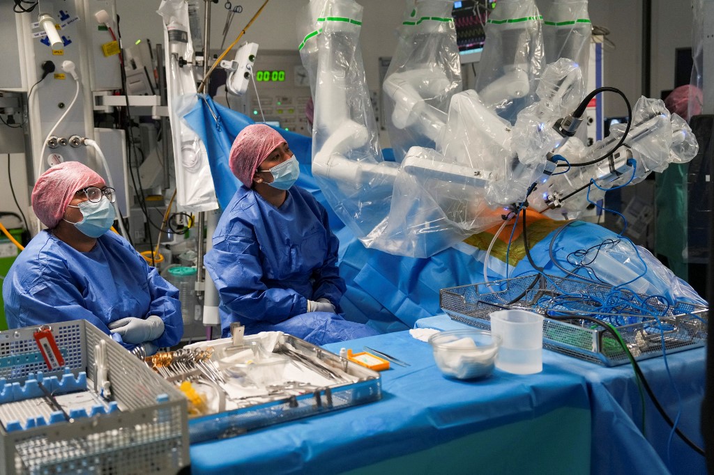Nurses assisting in lung cancer surgery using the new Da Vinci 5 robotic-assisted surgical system, at St Bartholomew's Hospital. /Carlos Jasso/AFP