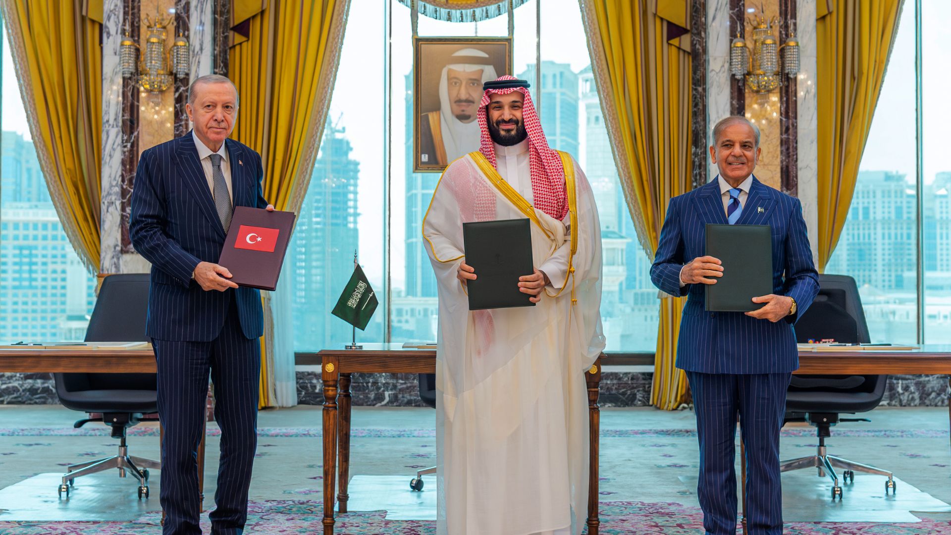 Turkish president Recep Tayyip Erdogan and Pakistani prime minister Shebaz Sharif meet with Saudi crown prince and prime minister Mohammed bin Salman Al Saud in Mecca, to sign a trilateral defense deal. /Saudi Press Agency via AP.