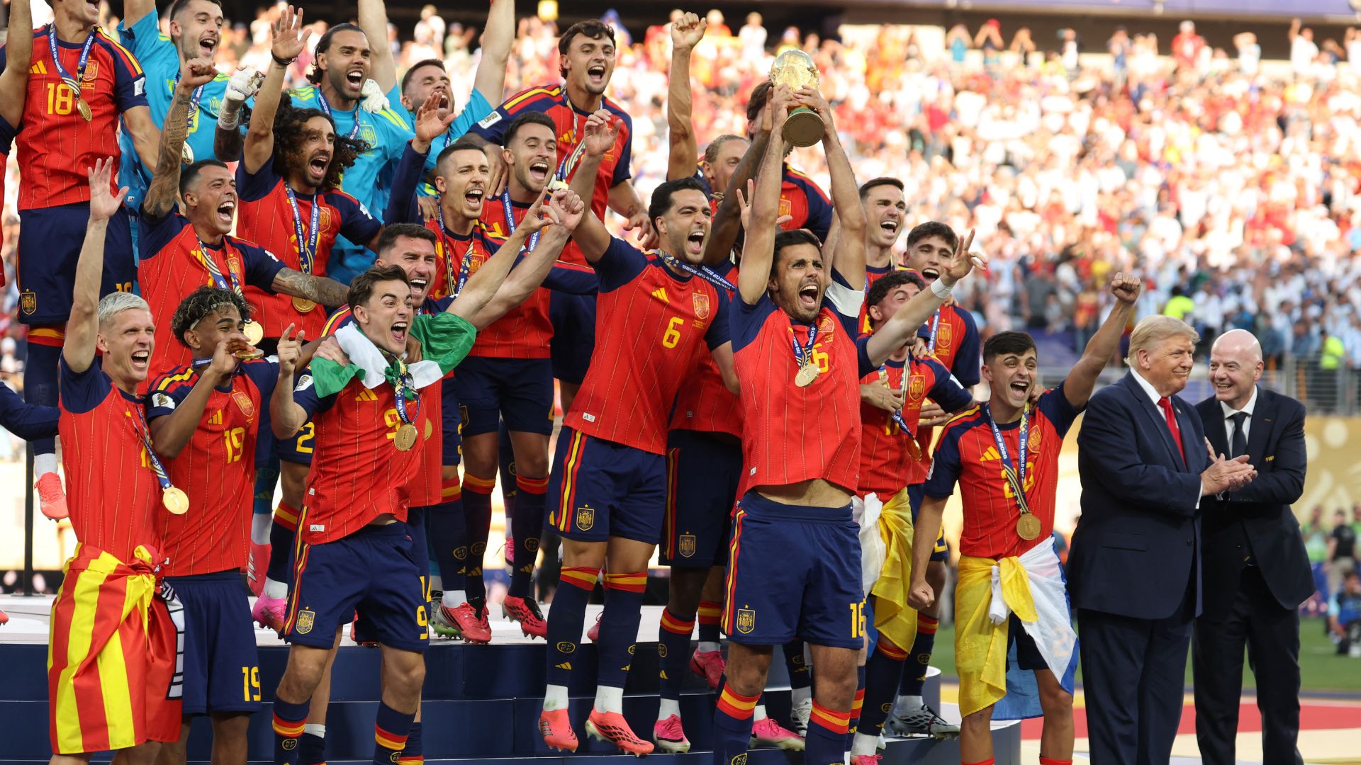 The Spanish team lift the World Cup, joined on the podium, surprisingly, by Infantino and US President Donald Trump. /Odd Andersen/ AFP