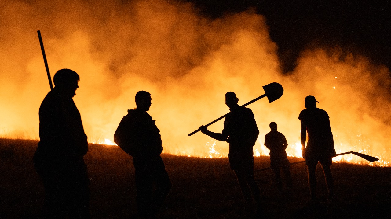 Locals and firefighters battle a wildfire in Deliblatska Pescara (Deliblato Sands), near the village of Dubovac, some 70 kilometers northeast of Belgrade, Serbia. /Uros Arsic/AFP