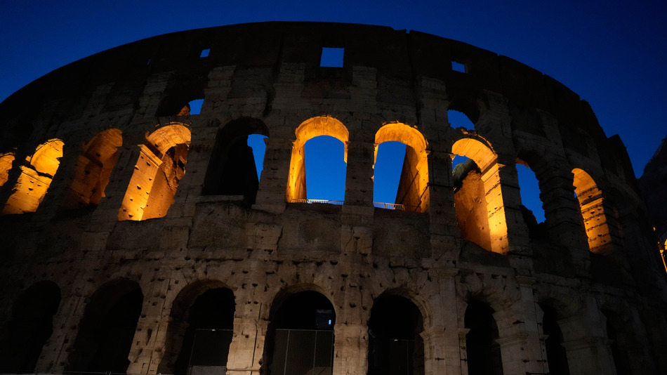 Amid Rome's heatwave, Colosseum opens for 'magical' night tours