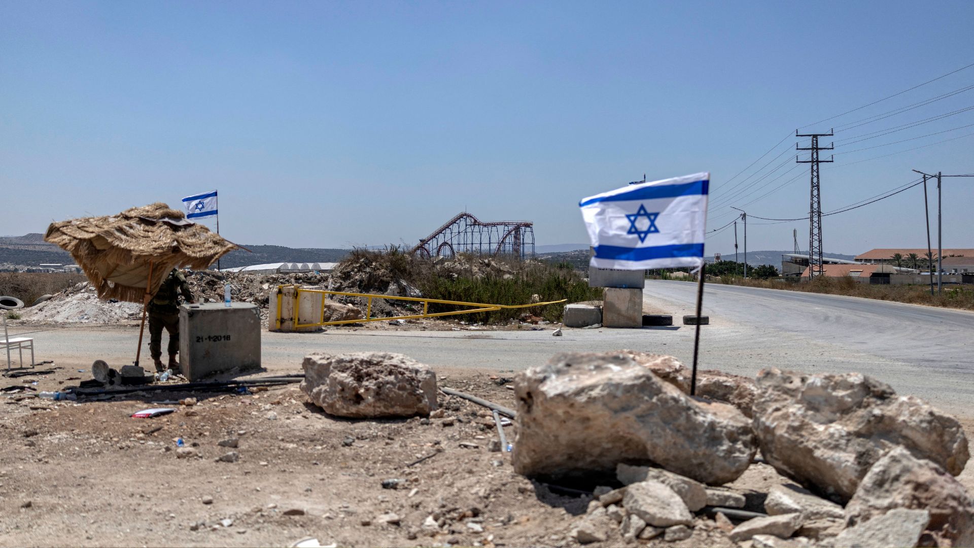 An Israeli security personnel stands guard along the mainroad between Jenin and the newly reopened settlement of Ganim in the Israeli-occupied West Bank on August 13. /Ilia Yefimovich/AFP

