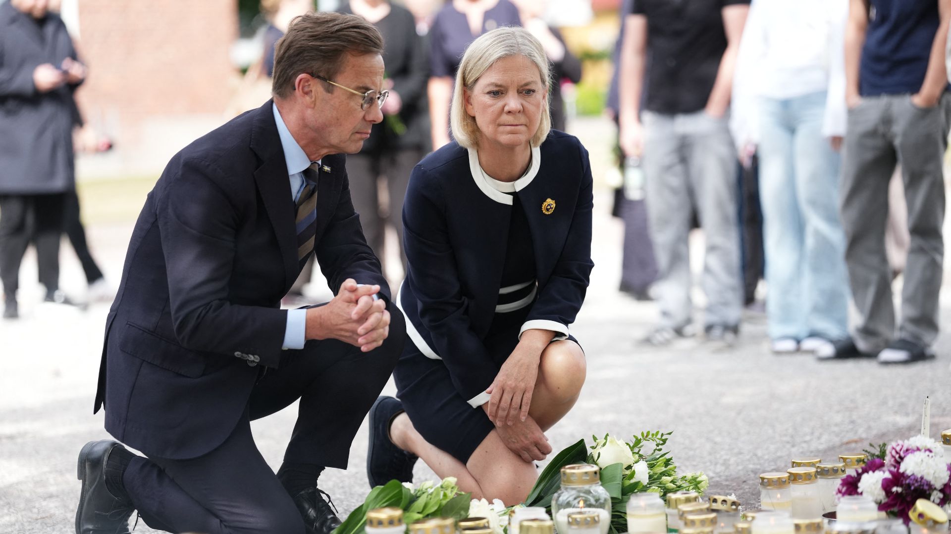Swedish Prime Minister Ulf Kristersson and Social Democratic Party leader Magdalena Andersson visit the makeshift memorial outside the school. /Magnus Lejhall/ TT News Agency/AFP