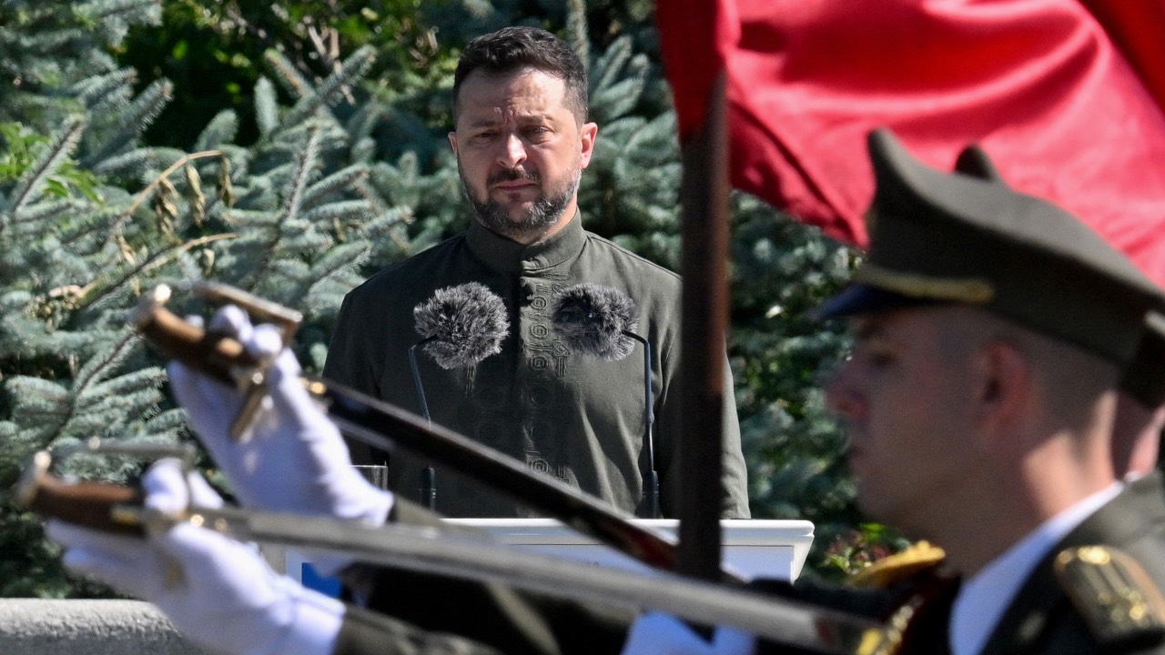 Ukraine's President Volodymyr Zelenskyy stands in front of the Ukrainian guard of honor parade as he attends a ceremony marking the National Flag Day of Ukraine in Kyiv. /Sergei Supinsky/AFP
