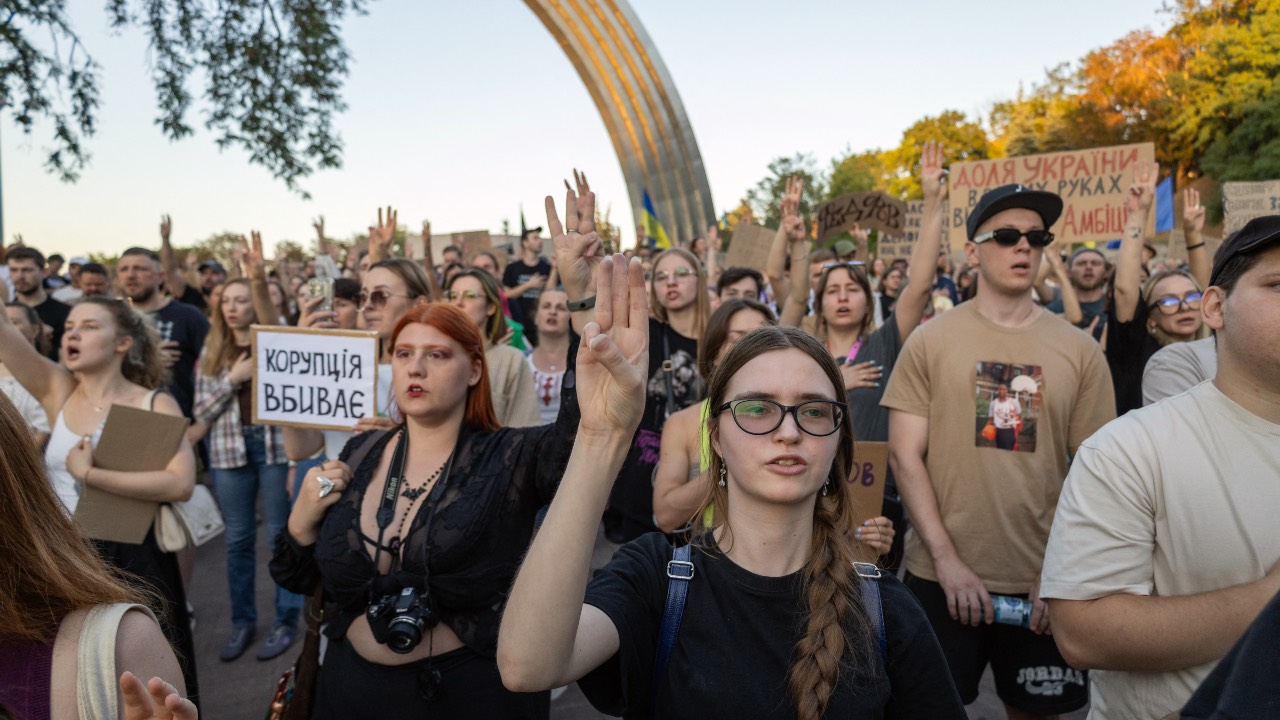 Protesters hold three fingers in the air to represent a Trident (Ukraine's national emblem) during a rally in central Kyiv, calling for a reform of the defense sector and the reinstatement of the young and tech-savvy defense minister Mykhailo Fedorov, who was sacked a month ago. /Serhii Okunev/AFP